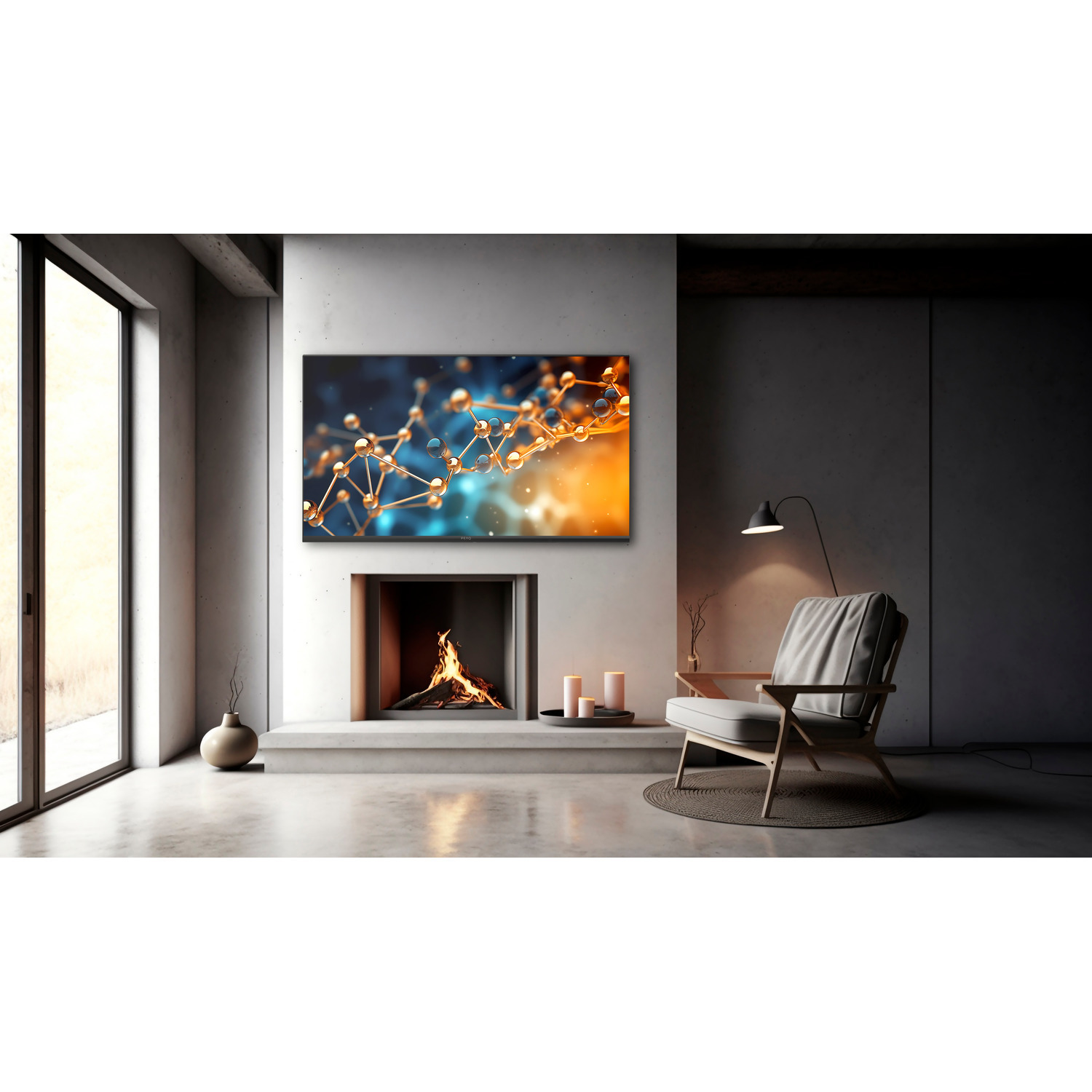 Salon avec cheminée, art et chaise. Une fenêtre à gauche. Image moléculaire orange et bleue sur le mur.