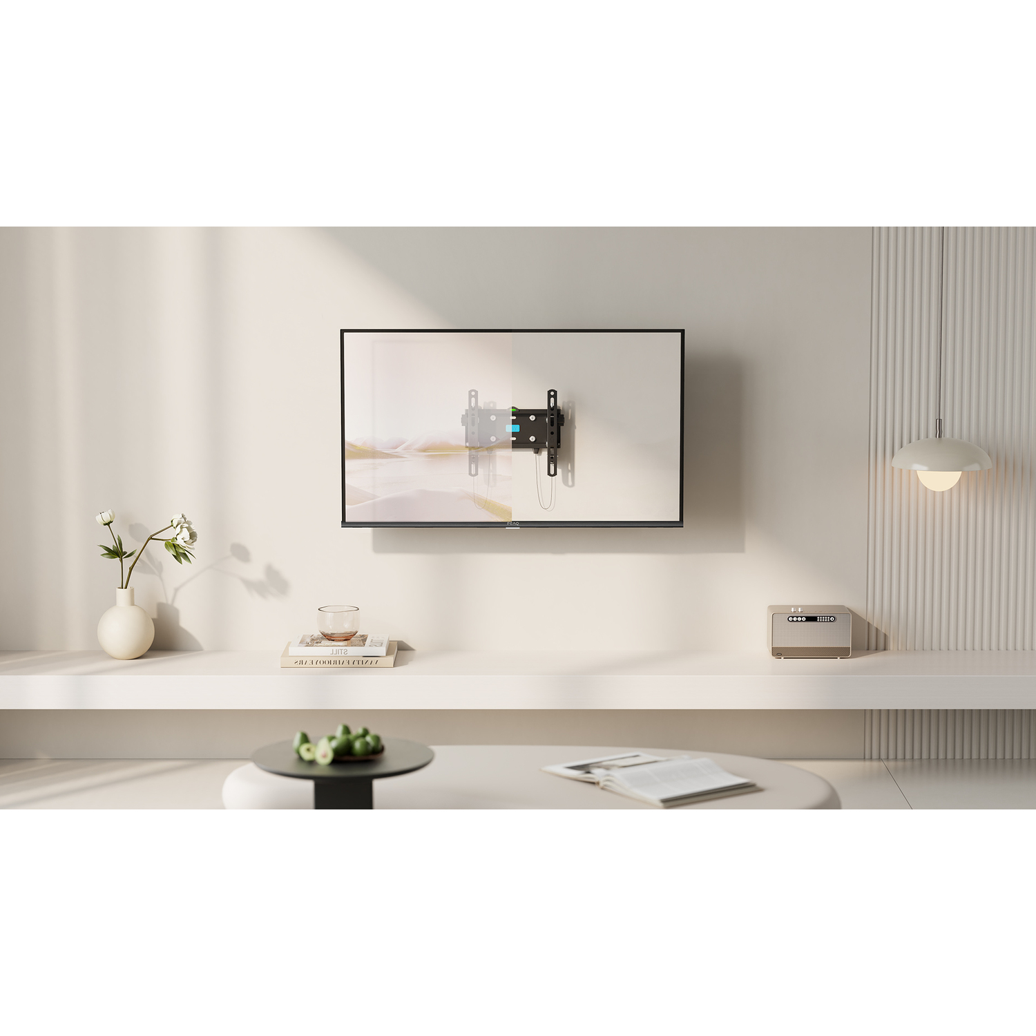 Een tv aan witte muur met plank, tafel met spullen en hanglamp.