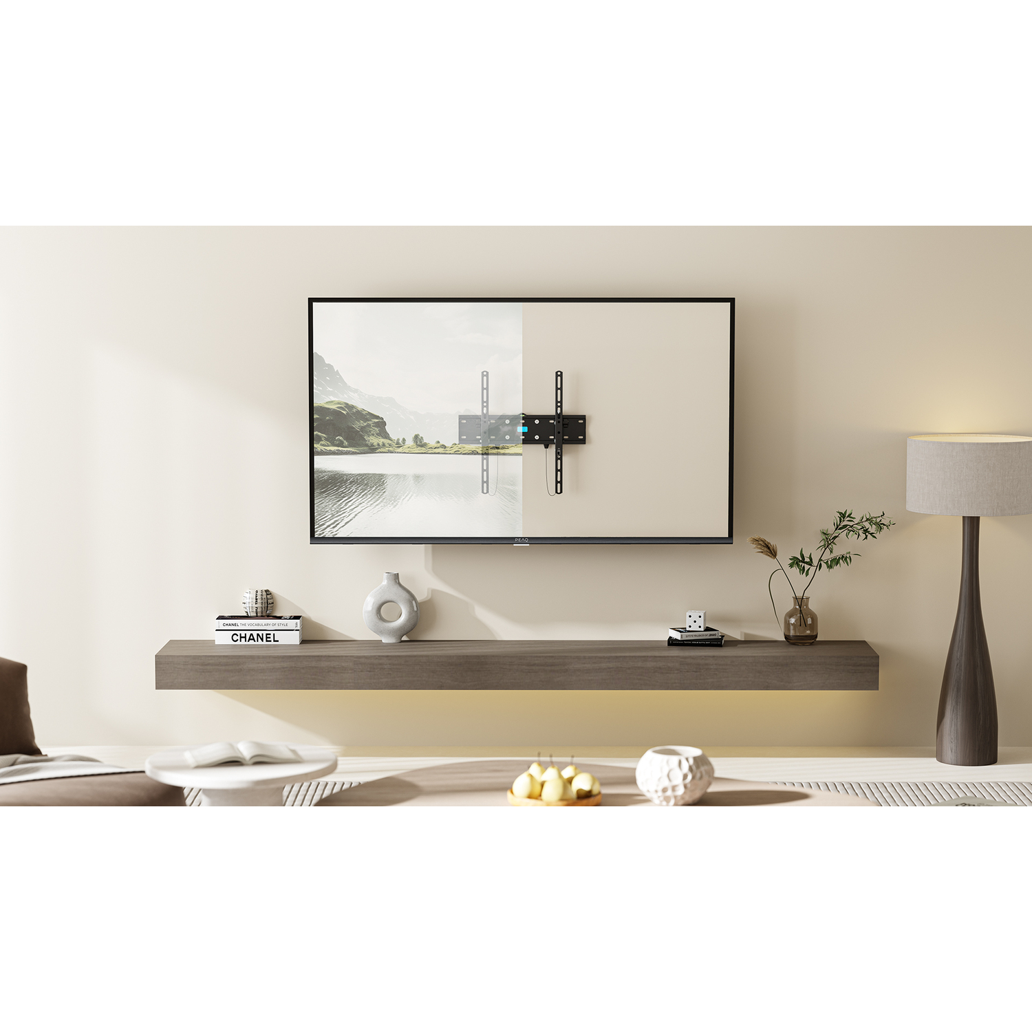 TV aan een muur, met een plank.