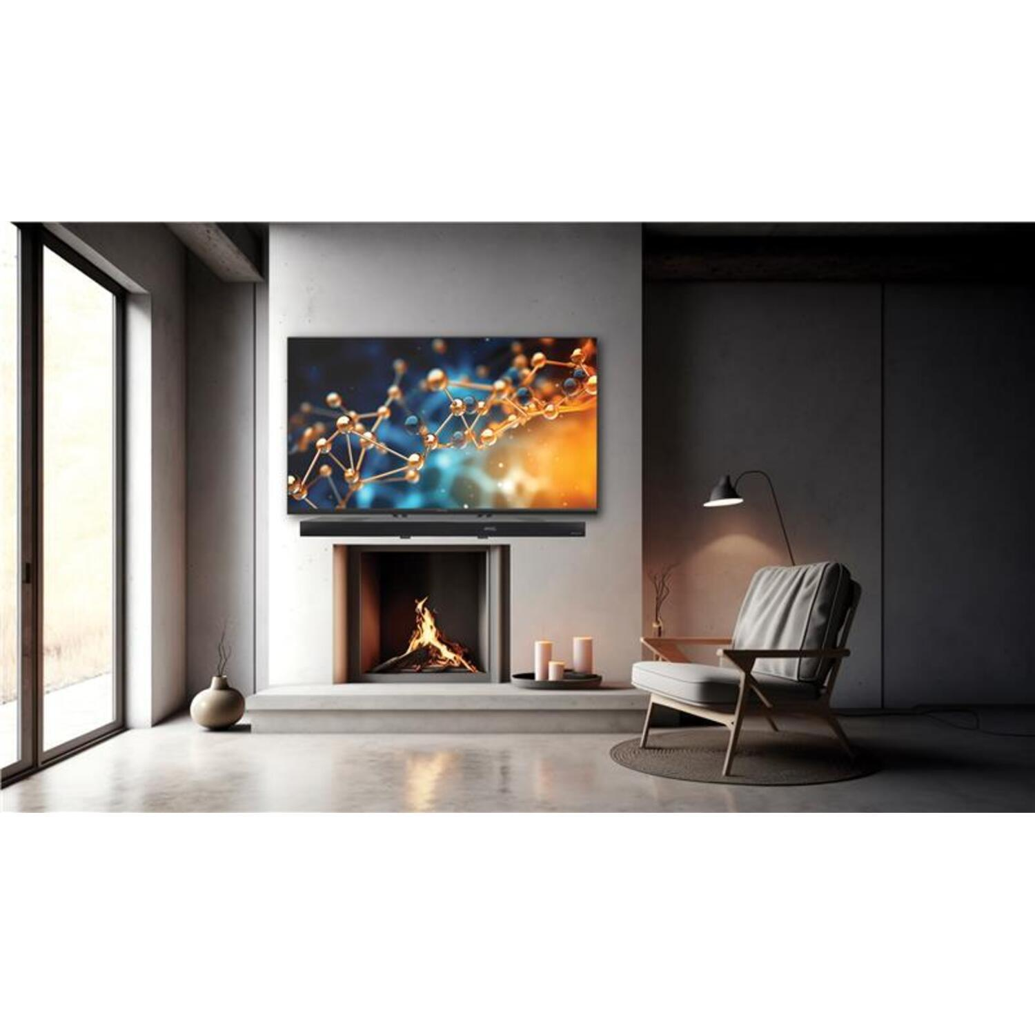 Woonkamer met tv boven een open haard, een stoel en een raam. De tv toont moleculaire kunst.