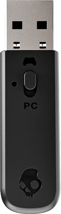 Fekete USB-kulcs kapcsolóval és Skullcandy logóval. A háttér fehér. PC jelzés van rajta.