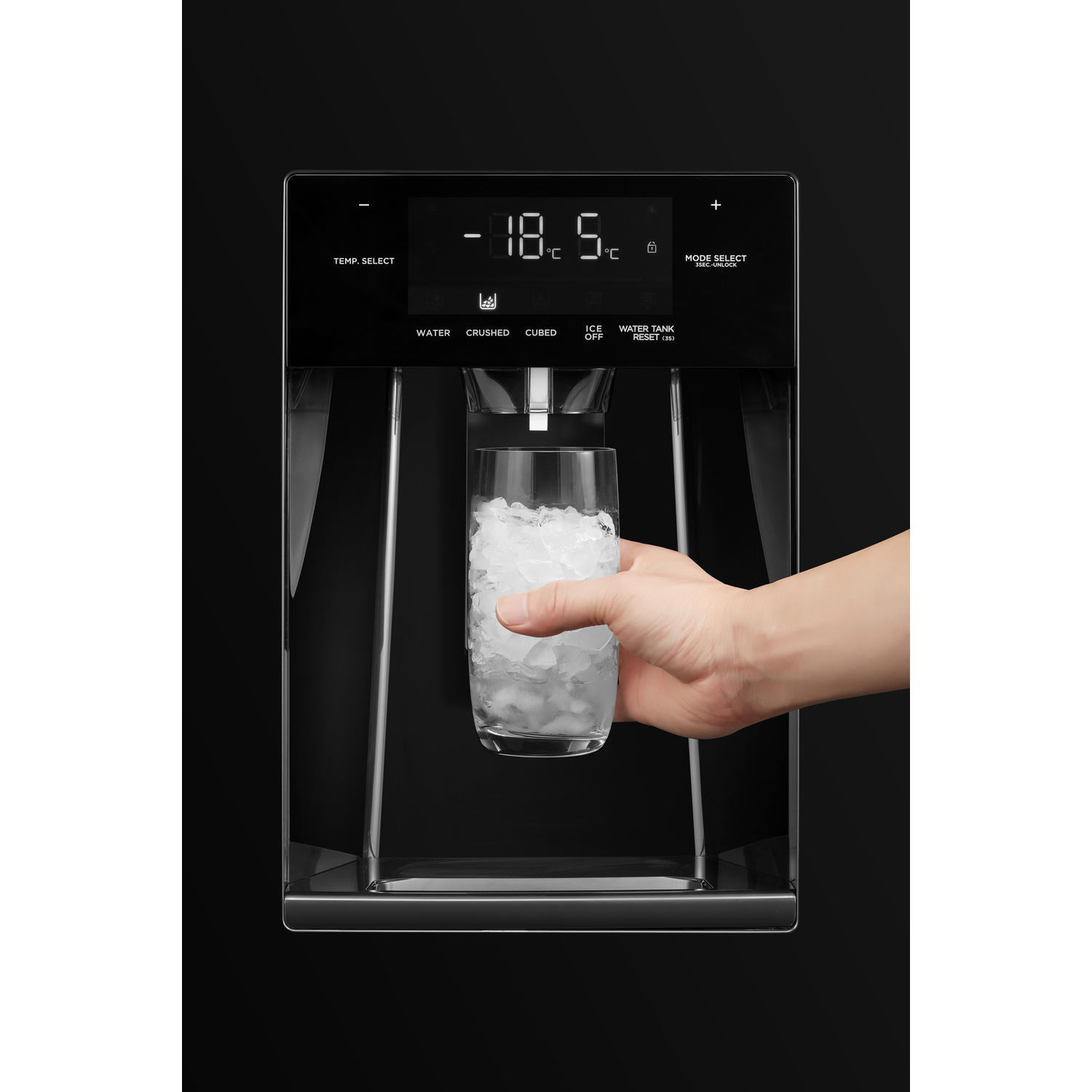 Zwarte koelkastdispenser met ijs en water. Een hand vult een glas met ijs.