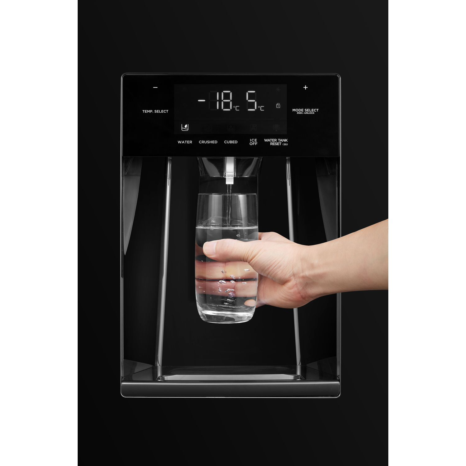 Een hand die een glas vult met water uit de dispenser van een zwarte koelkast. Het display toont de temperatuur.