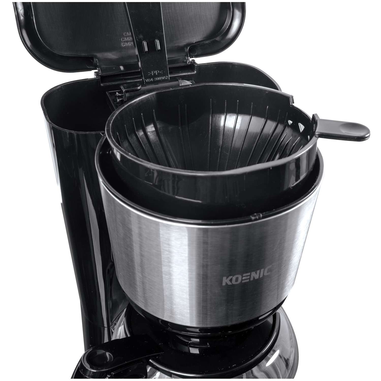 Une cafetière noire et argentée. Filtre et couvercle ouverts.