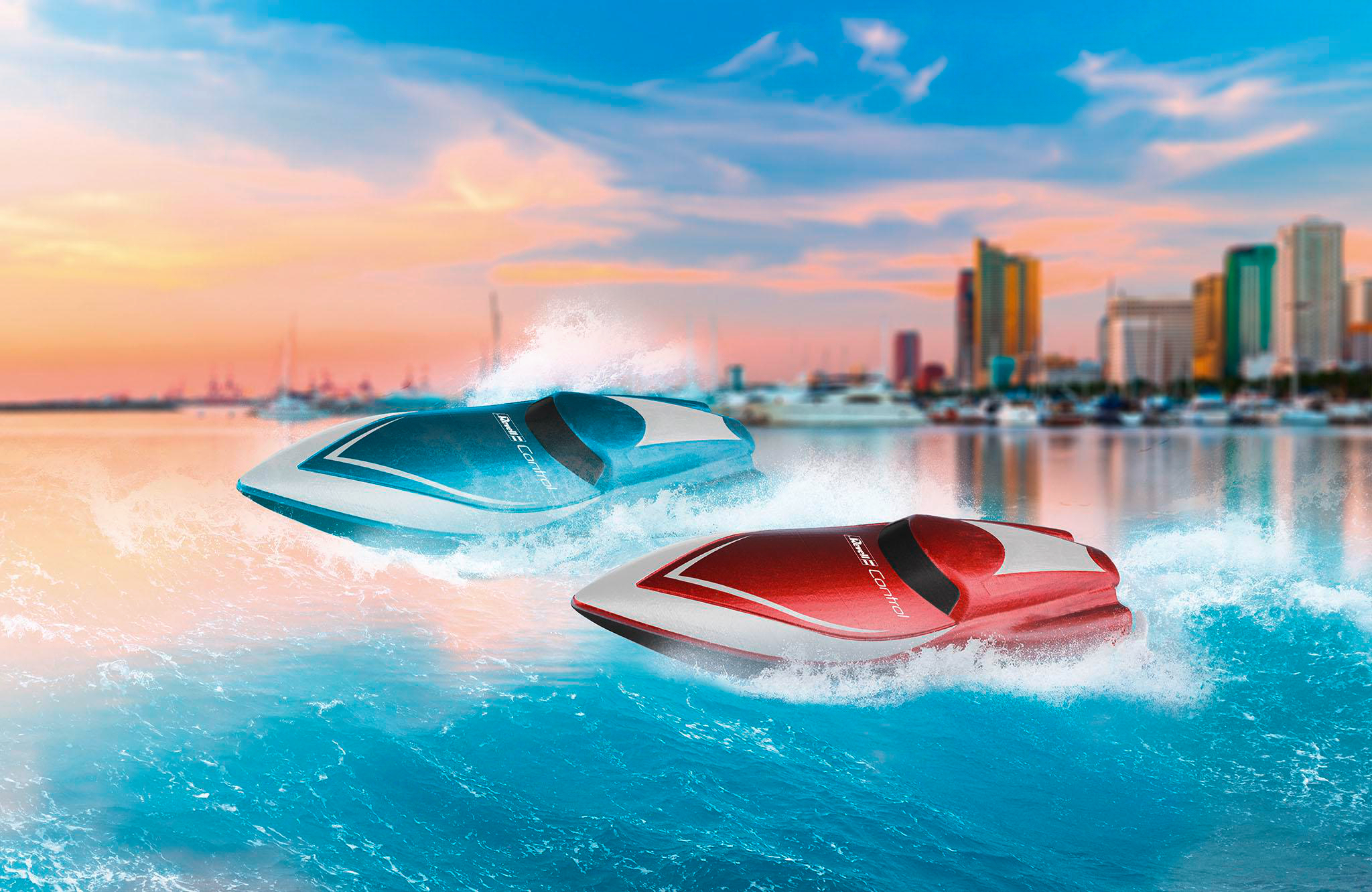 Zwei blaue und rote Schnellboote auf blauem Wasser. Eine Skyline im Hintergrund, mit Sonnenuntergang.