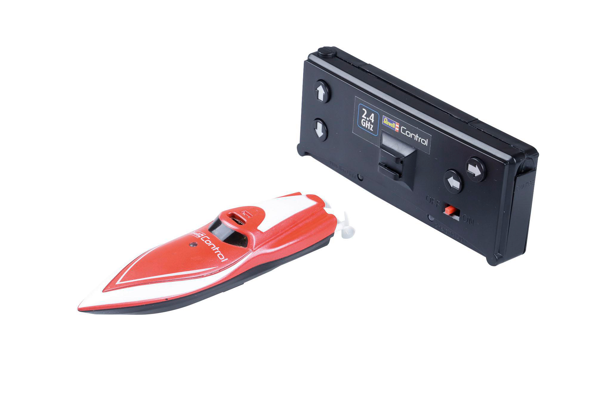 Rotes und weißes Spielzeugboot mit schwarzer Fernbedienung auf weißem Hintergrund.