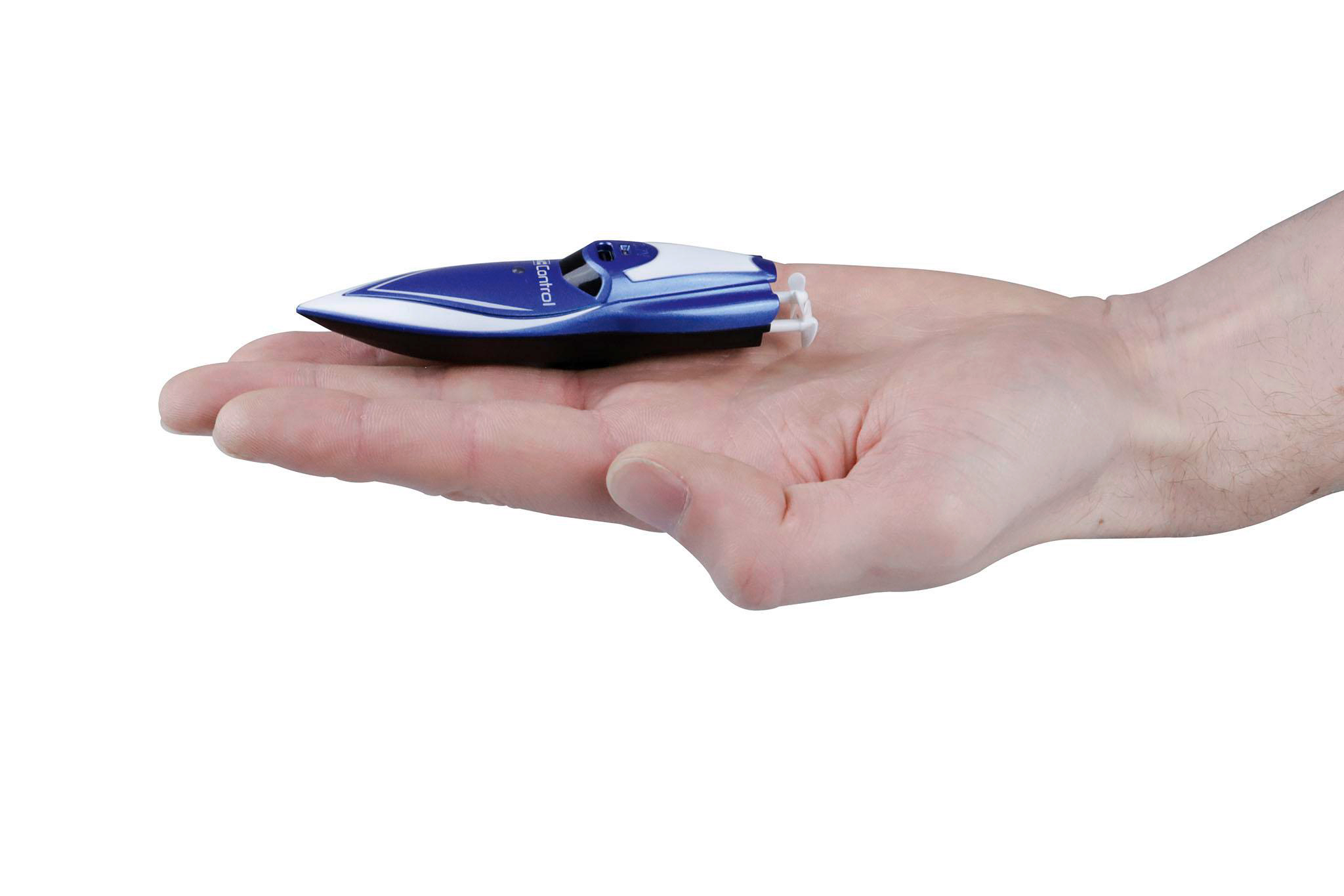 Ein Miniatur-Boot in Blau und Weiß wird in einer Hand gehalten. Das Boot ist klein und schlank.