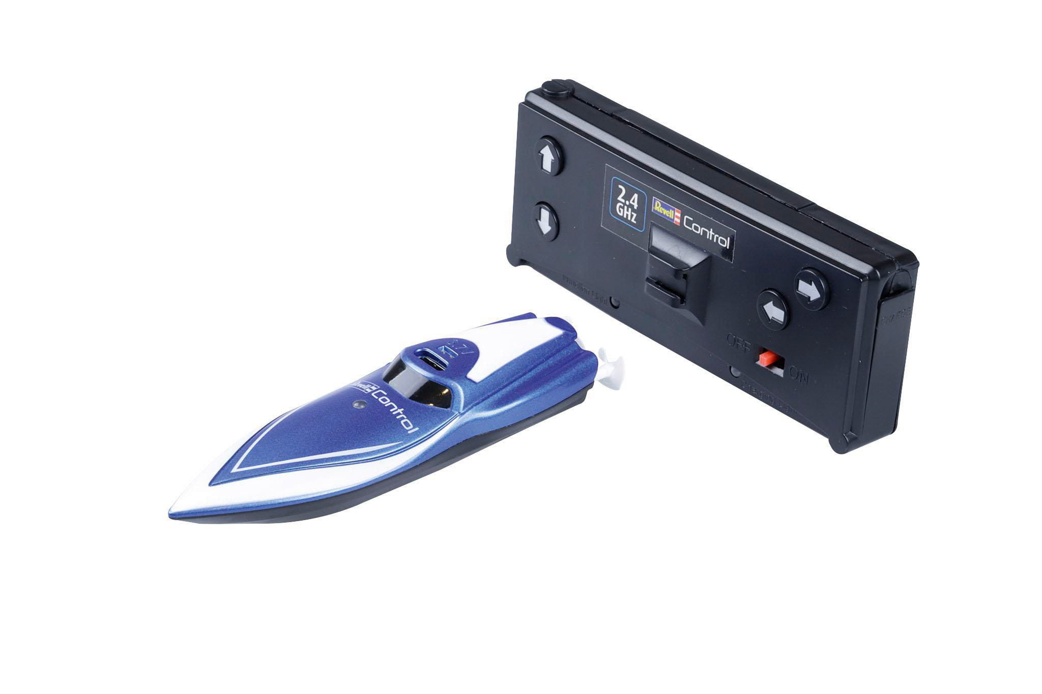 Ferngesteuertes Boot und Fernbedienung auf weißem Hintergrund.