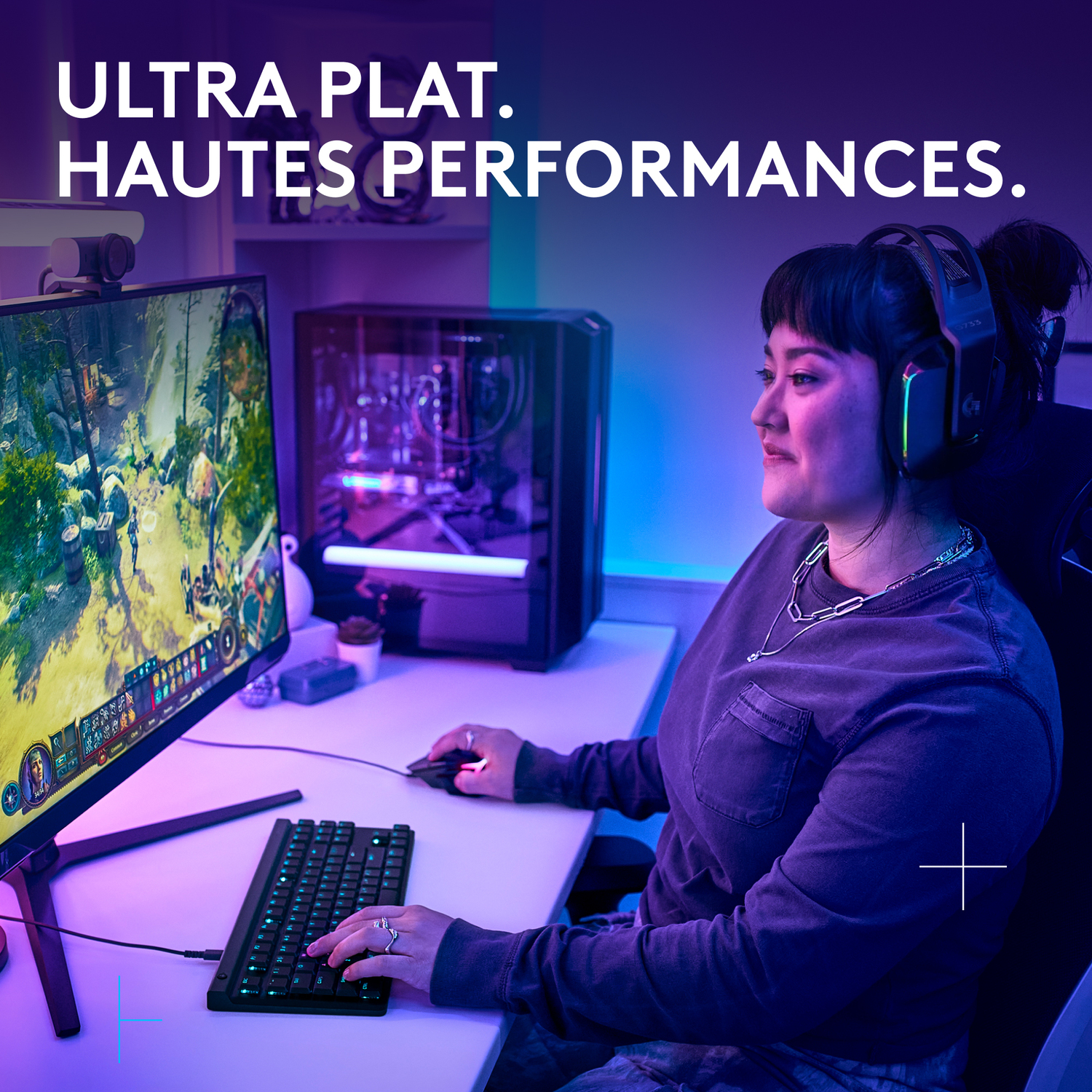 Femme jouant sur un ordinateur avec clavier, casque et moniteur.