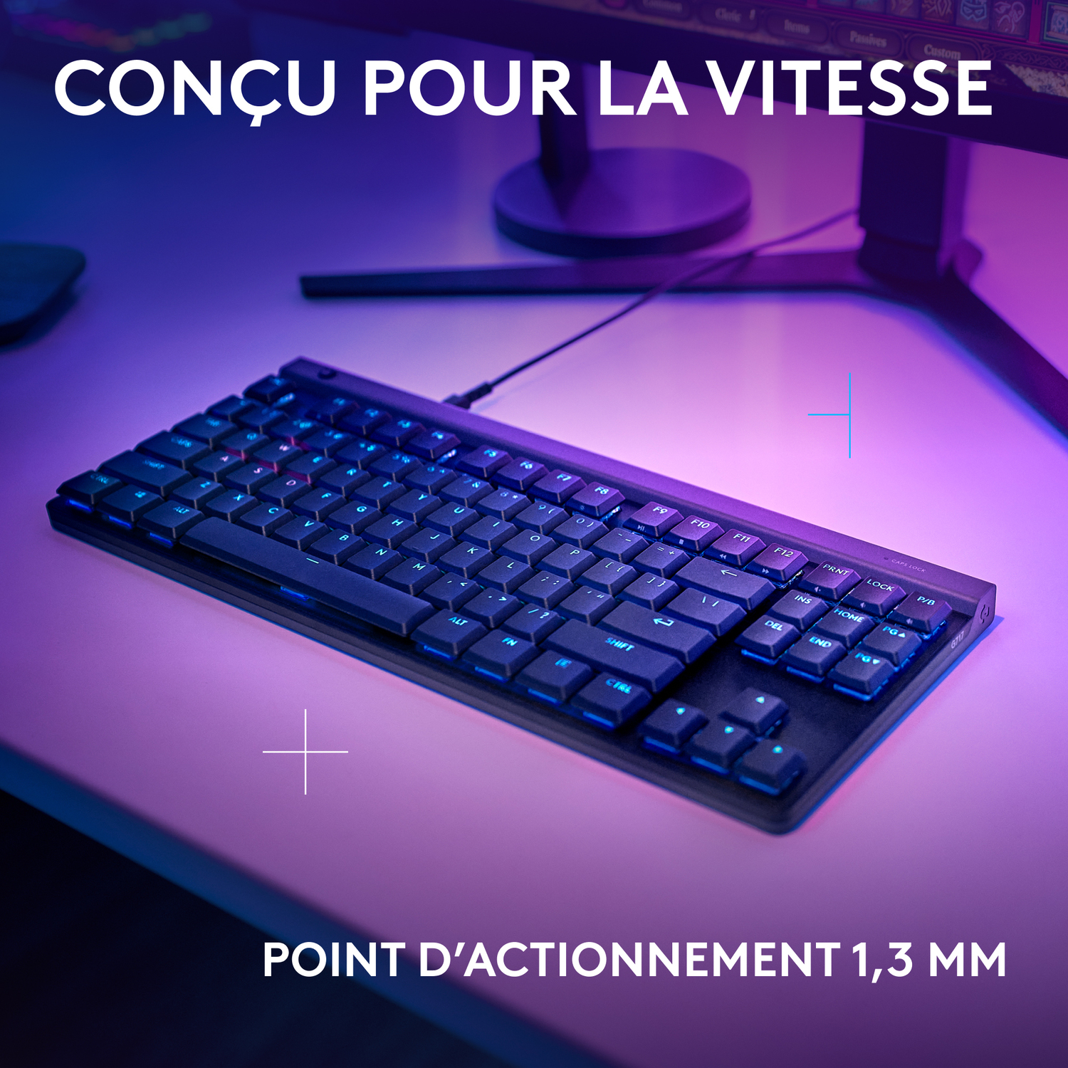 Un clavier noir avec rétroéclairage bleu, sur un bureau. Texte : CONÇU POUR LA VITESSE.