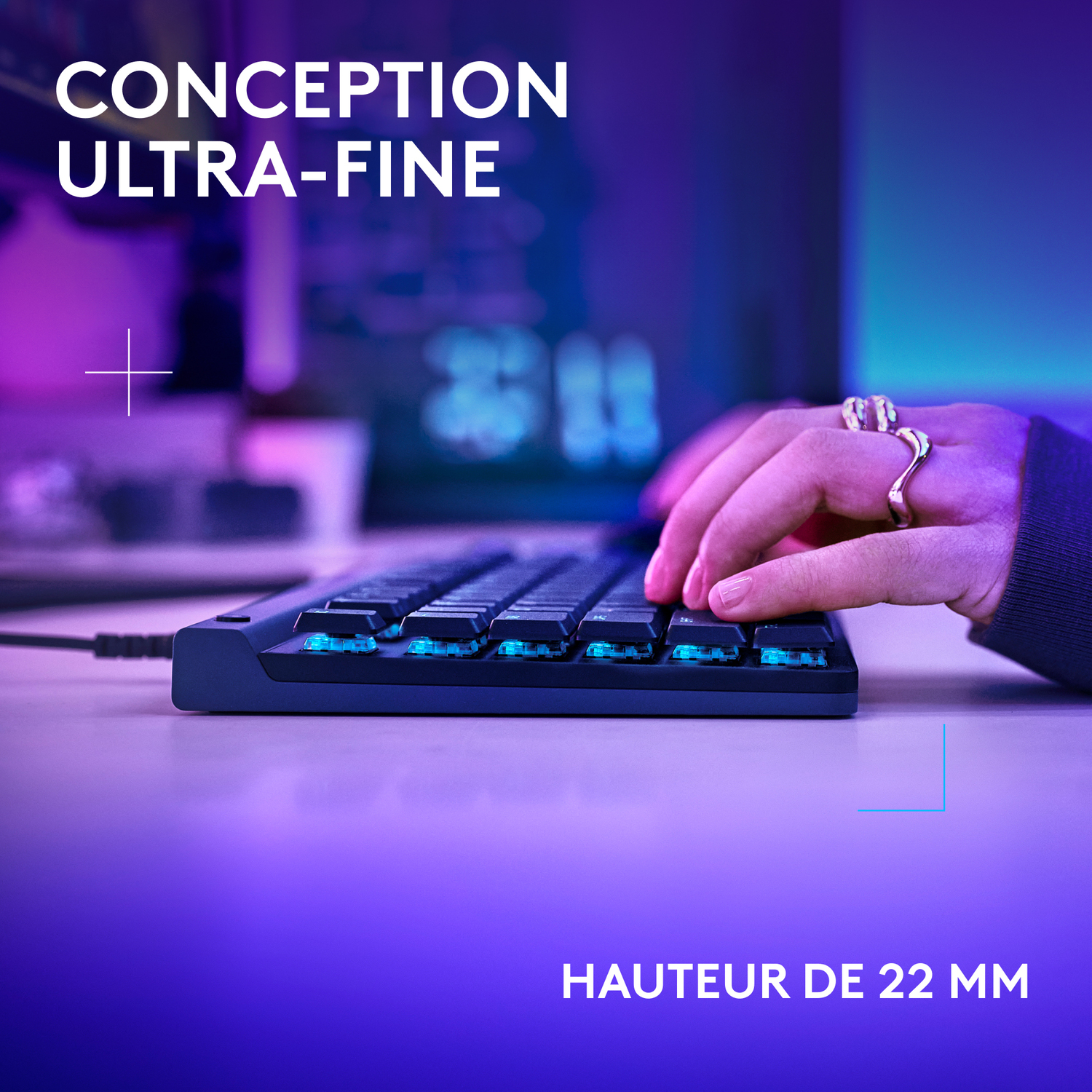 Mains utilisant un clavier noir avec des touches bleues éclairées. Le texte 'CONCEPTION ULTRA-FINE' est au-dessus.