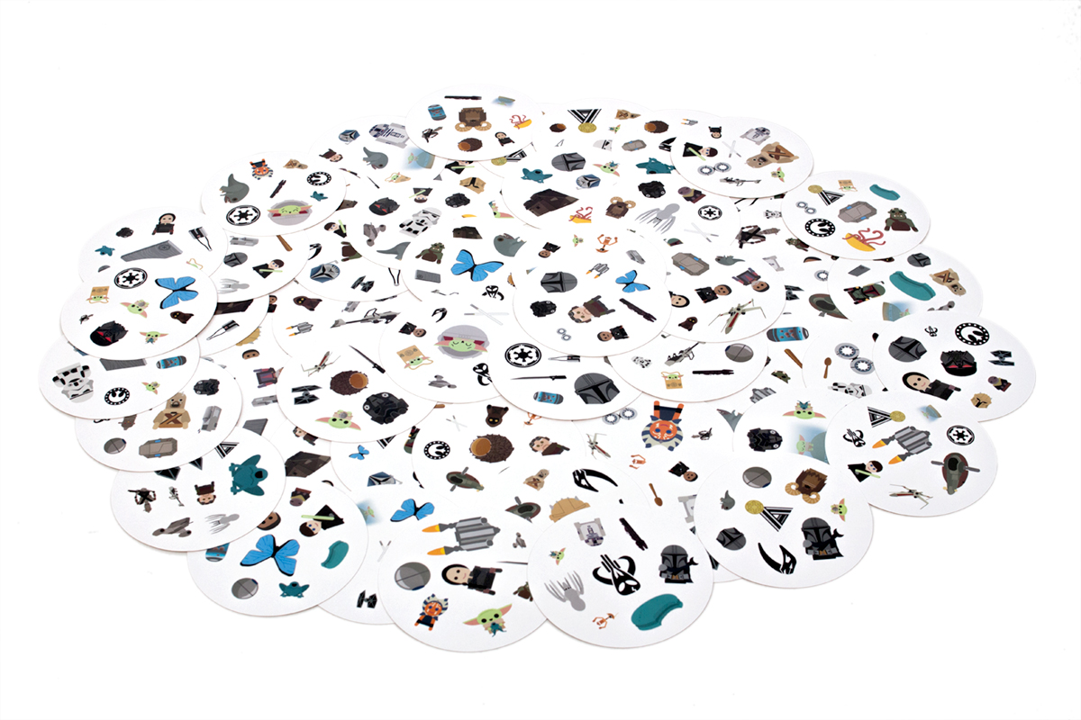 Karty gry z postaciami i symbolami z Gwiezdnych Wojen.