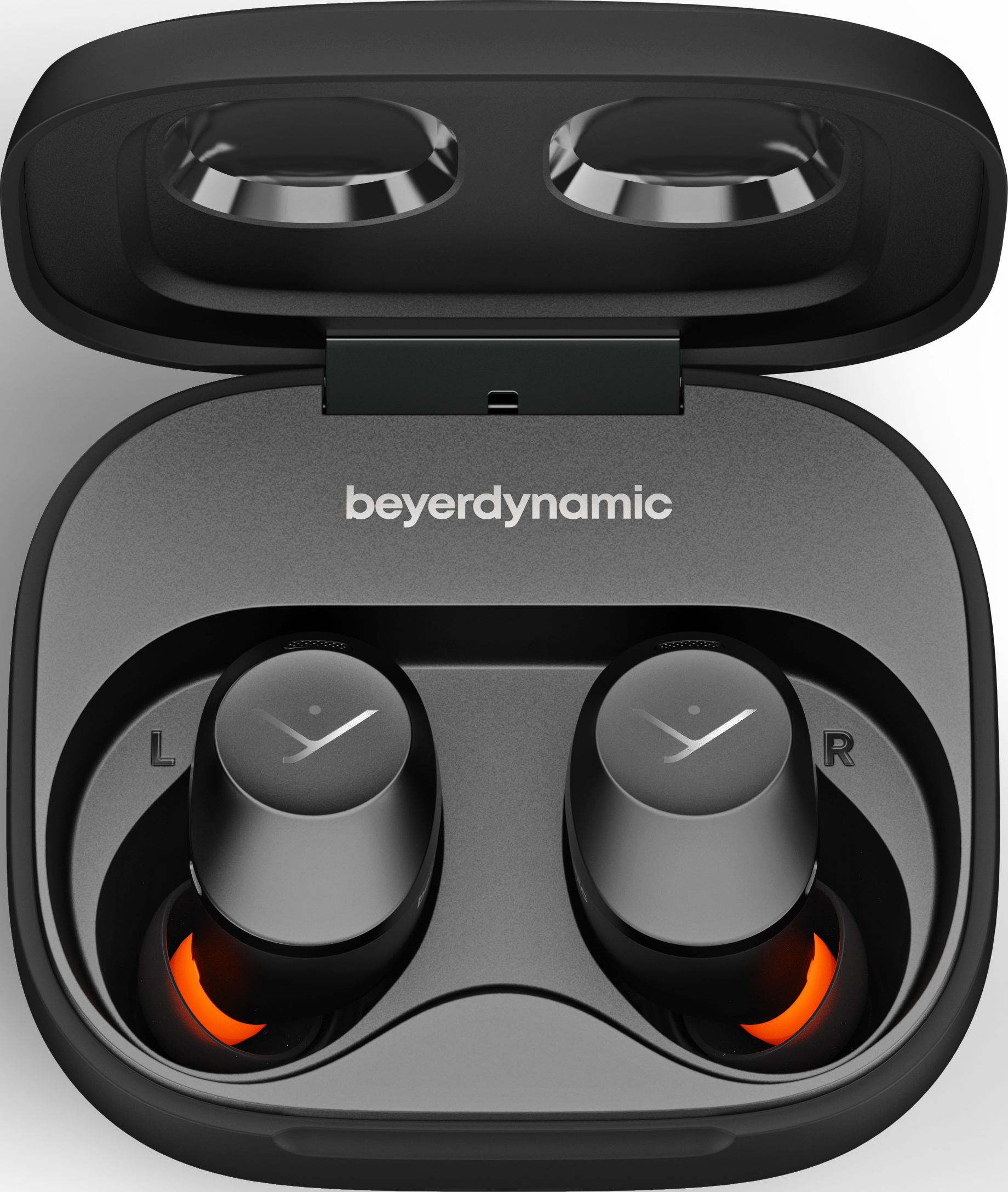Schwarze Ohrhörer in einem Ladekoffer. Der Koffer ist offen und zeigt die Ohrhörer. Der Markenname ist beyerdynamic.