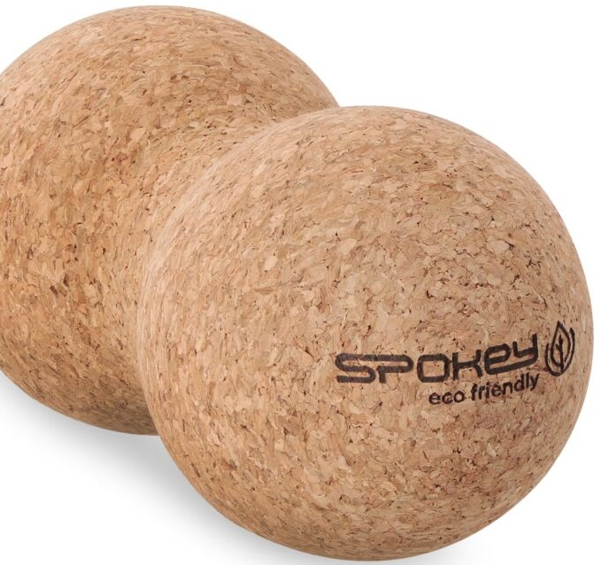 Drewniana szpatułka i wałek do rozprowadzania ciasta.