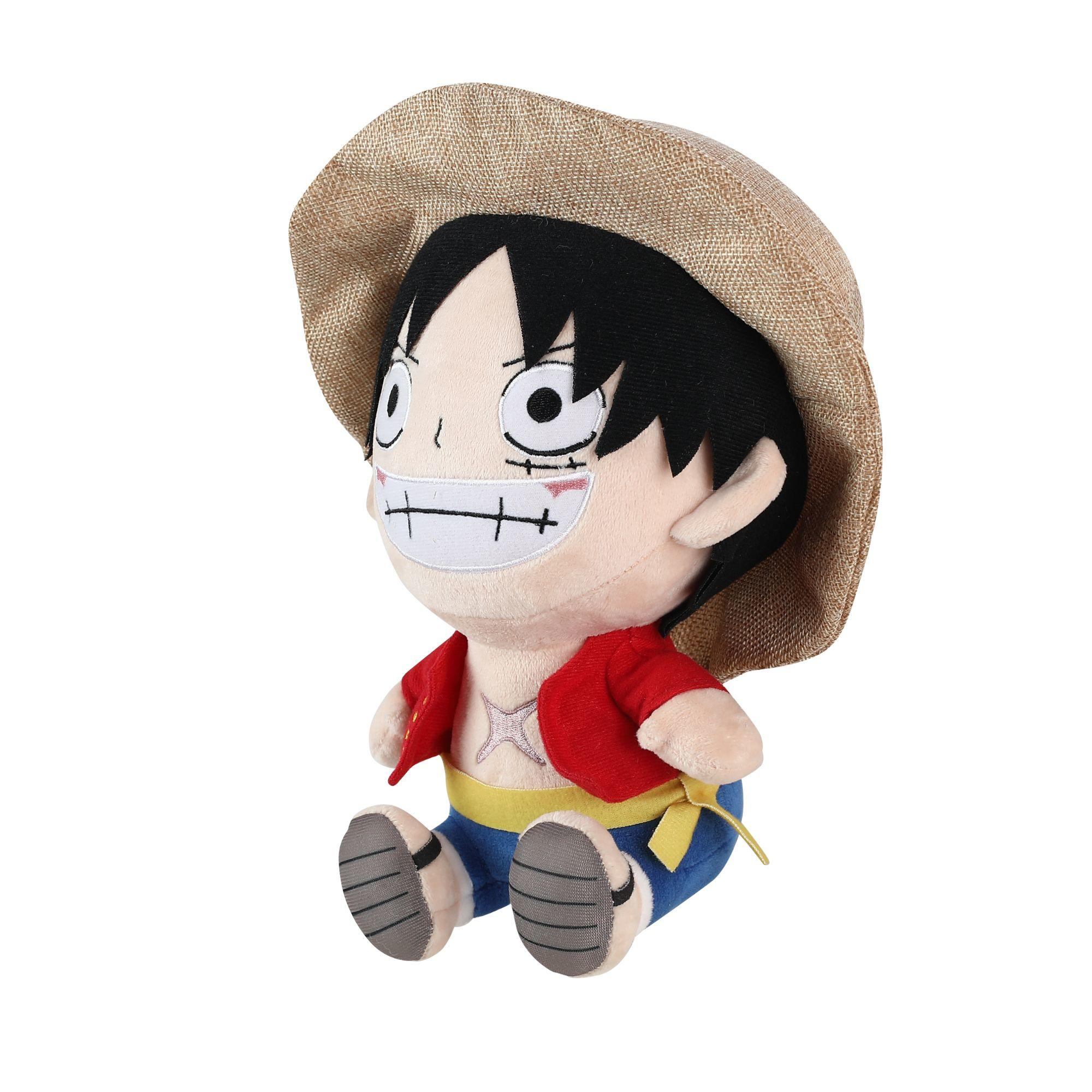 Luffy-Plüschpuppe mit Strohhut und roter Jacke, sitzend. Lächelnd und fröhlich.