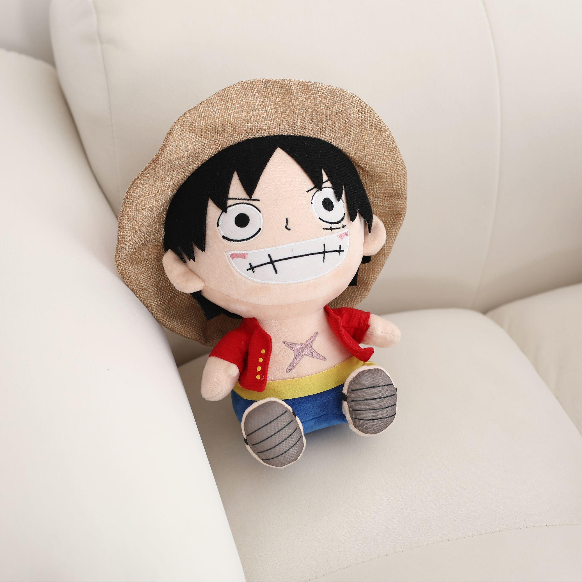 Ein Plüsch-Luffy aus One Piece mit Strohhut und rotem Hemd.