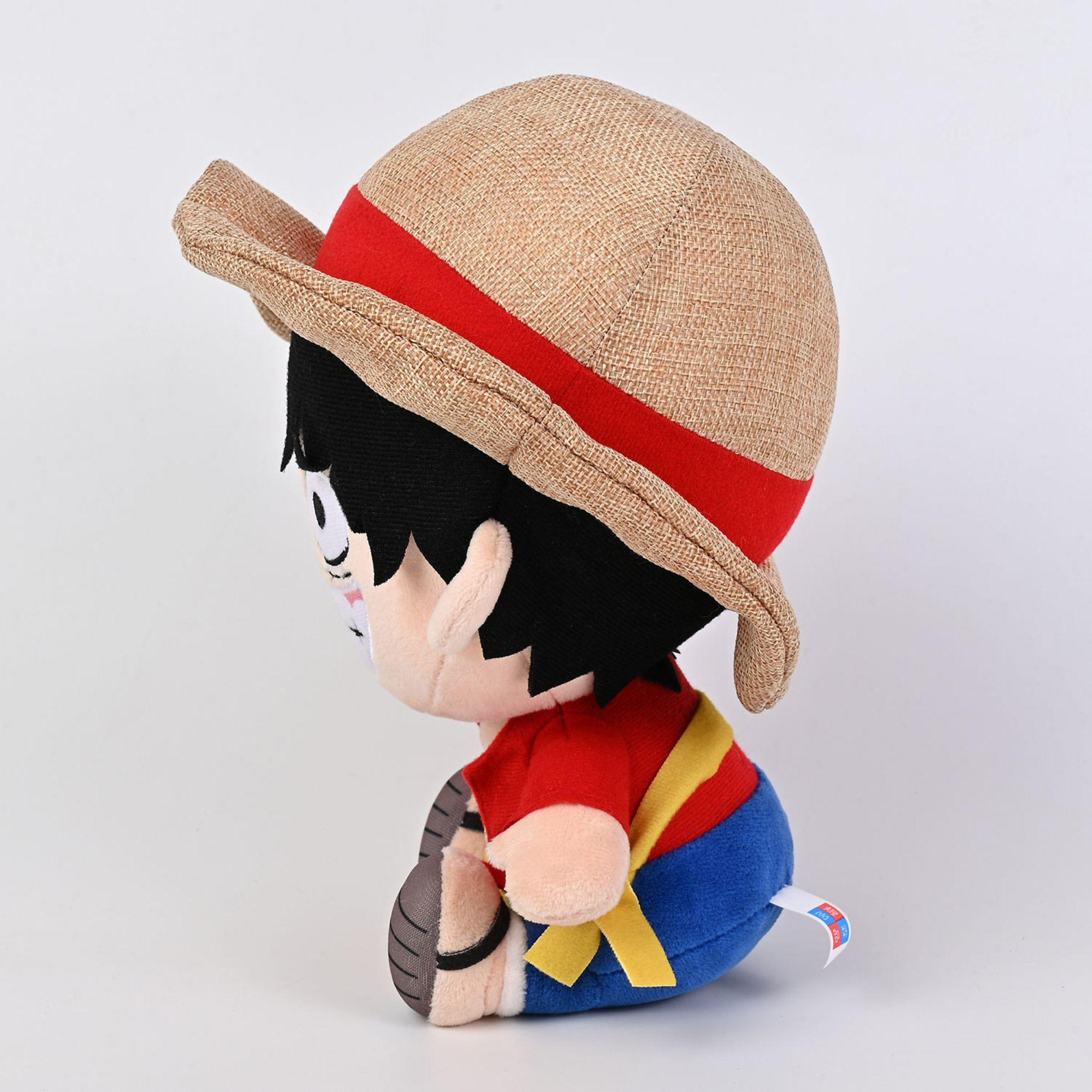 One Piece Luffy Plüschtier, Strohhut, rotes Hemd, blaue Shorts, weißer Hintergrund.