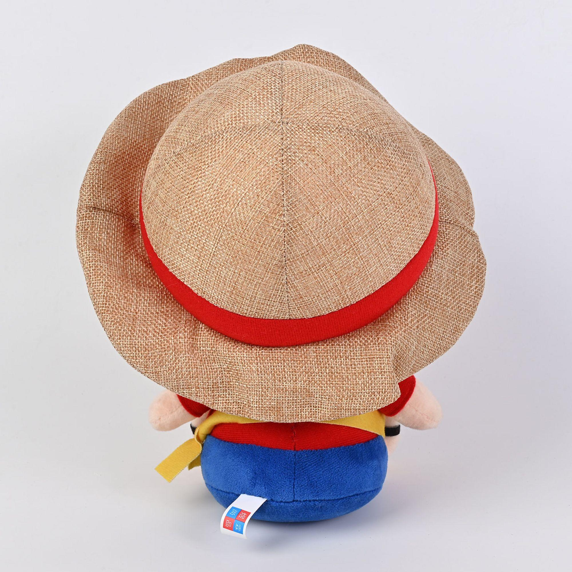 Ein Luffy-Plüschtier mit Strohhut, rotem Hemd, blauen Shorts und gelbem Schärpe, von hinten gesehen.