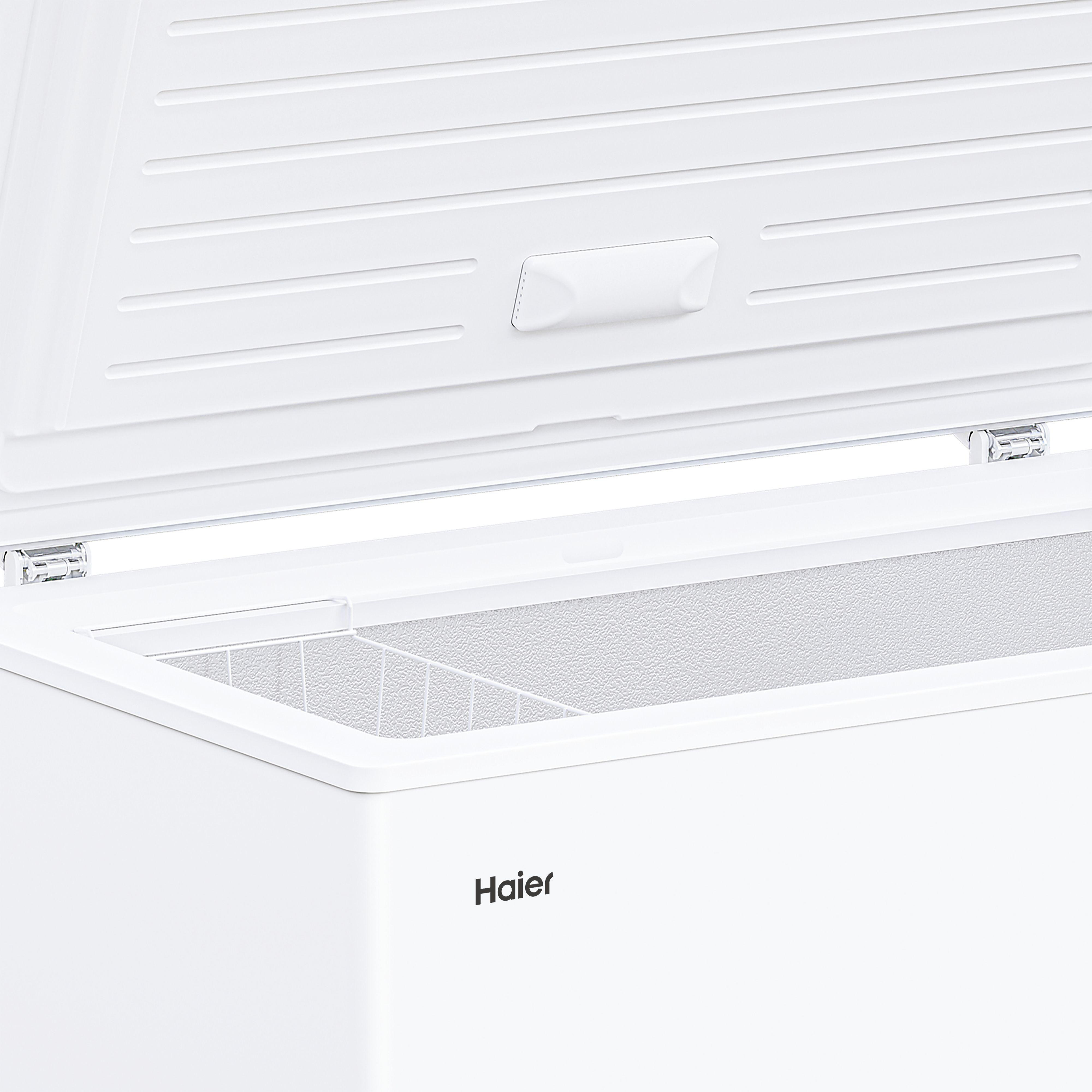 Innenraum einer weißen Haier-Truhengefriertruhe, geöffnet, mit angehobenem Deckel, Innenansicht.