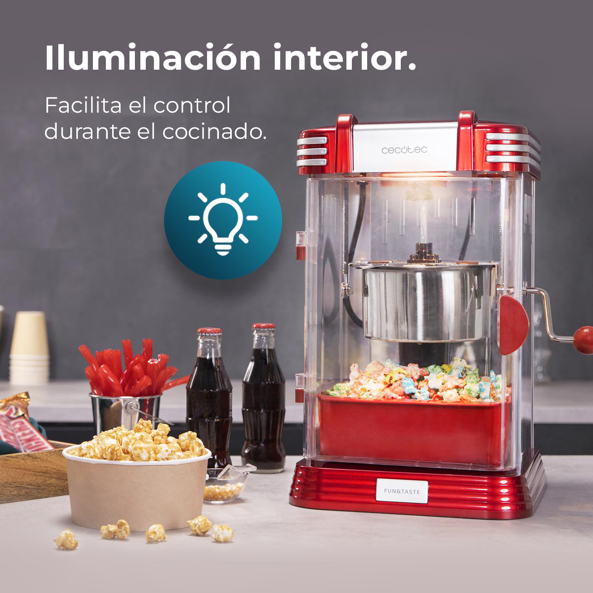 Máquina de palomitas con palomitas en una taza y dos botellas de refresco. Texto: 'Illuminación interior'.