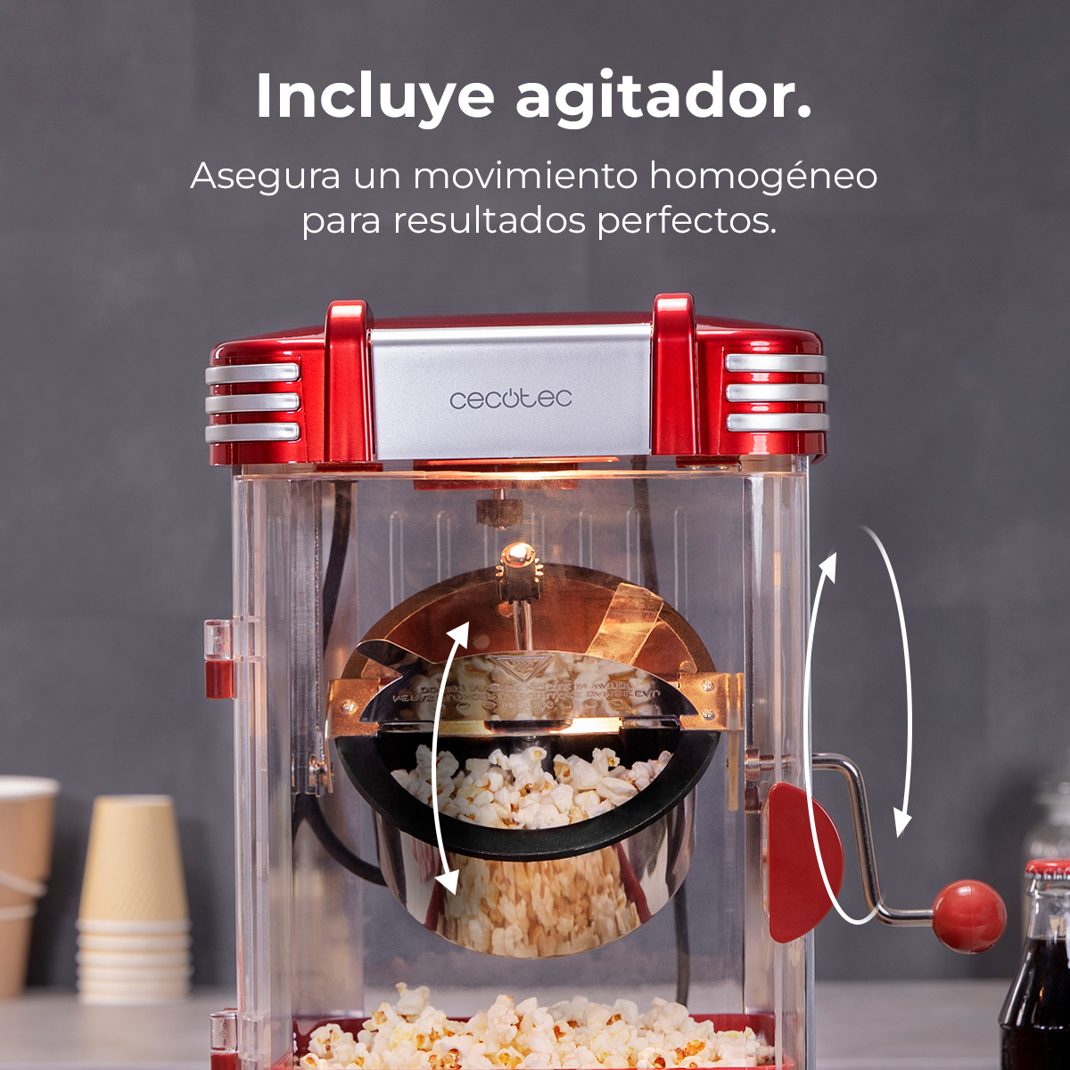 Máquina de palomitas con detalles rojos, haciendo palomitas. Flechas muestran el uso.