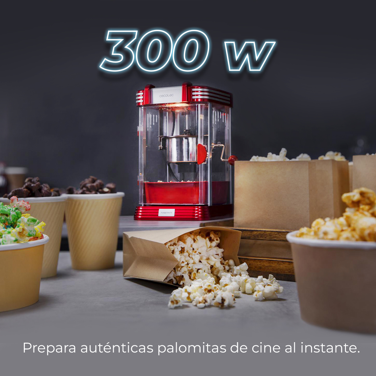 Máquina de palomitas de maíz en acción. Las palomitas se están derramando. También hay tazas y una bolsa de palomitas.