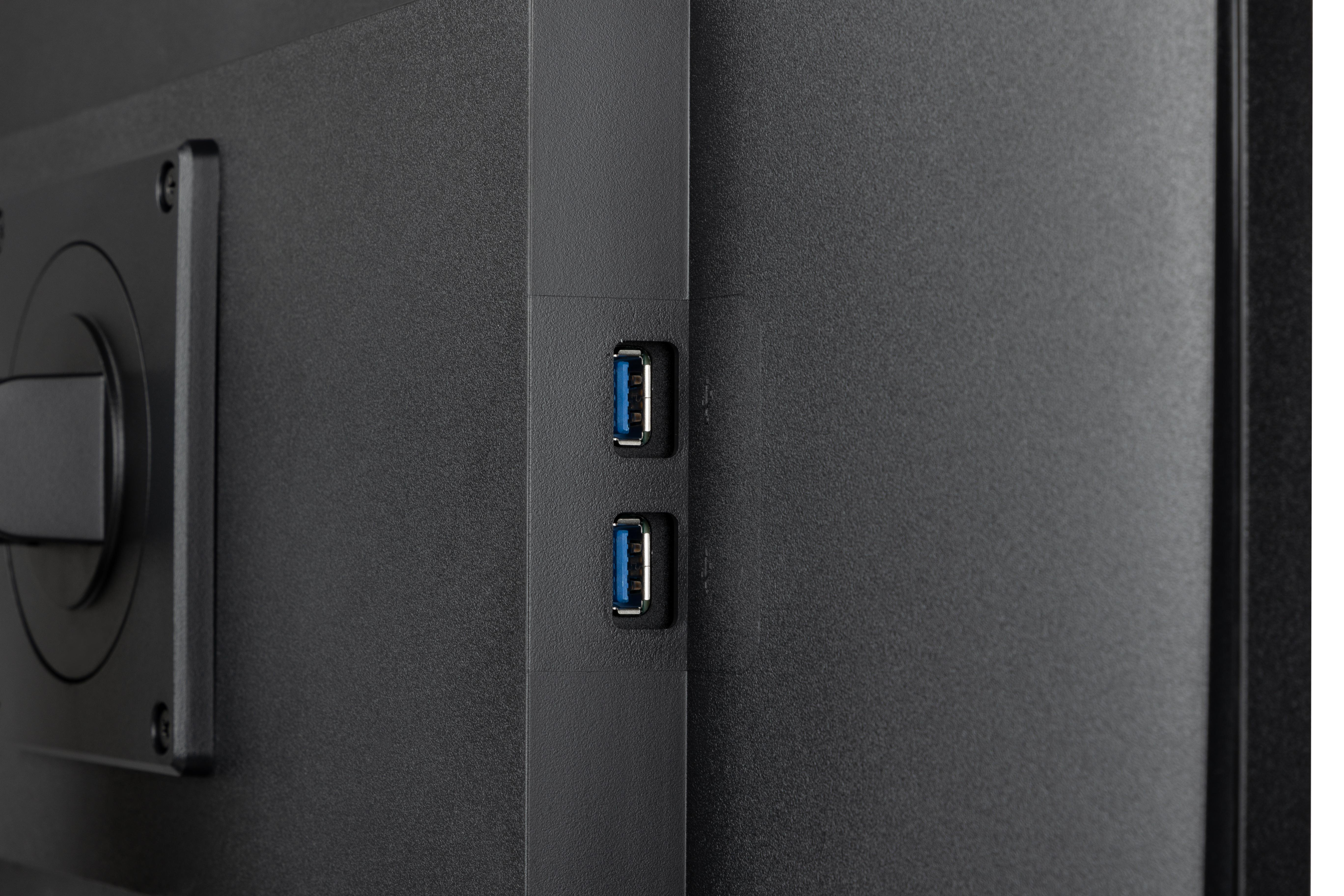 Nahaufnahme der Rückseite eines schwarzen Monitors. Zwei USB-Anschlüsse sind sichtbar.