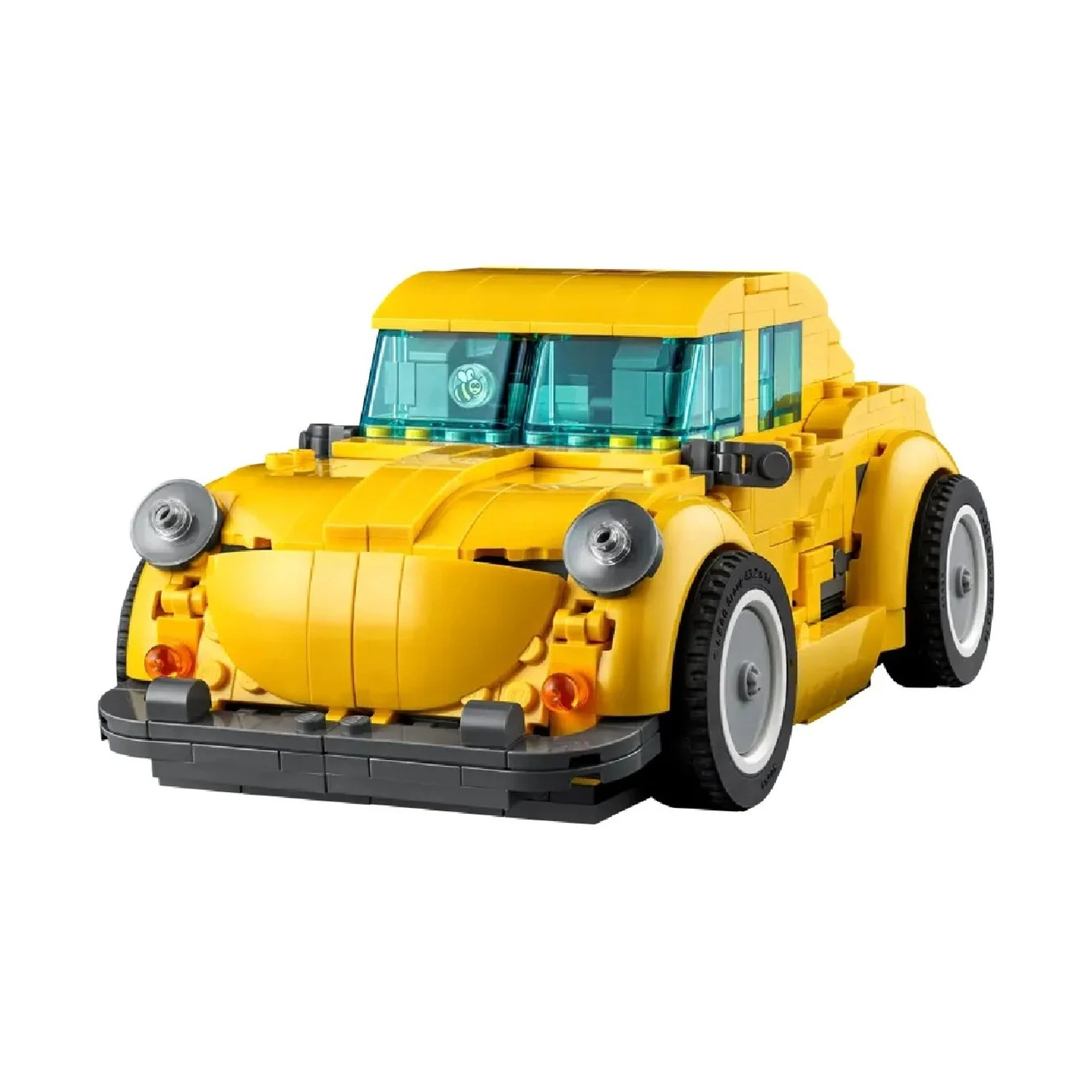 Un'auto giocattolo gialla fatta di mattoncini Lego su una superficie bianca, luminosa e giocosa.