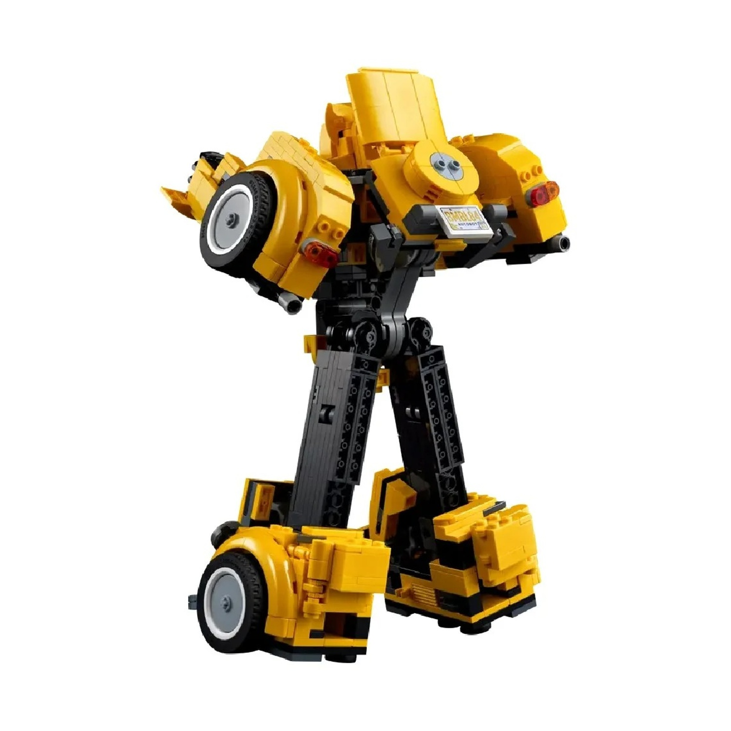 Figura robot Lego giallo e nero in piedi, con ruote visibili, su sfondo bianco.