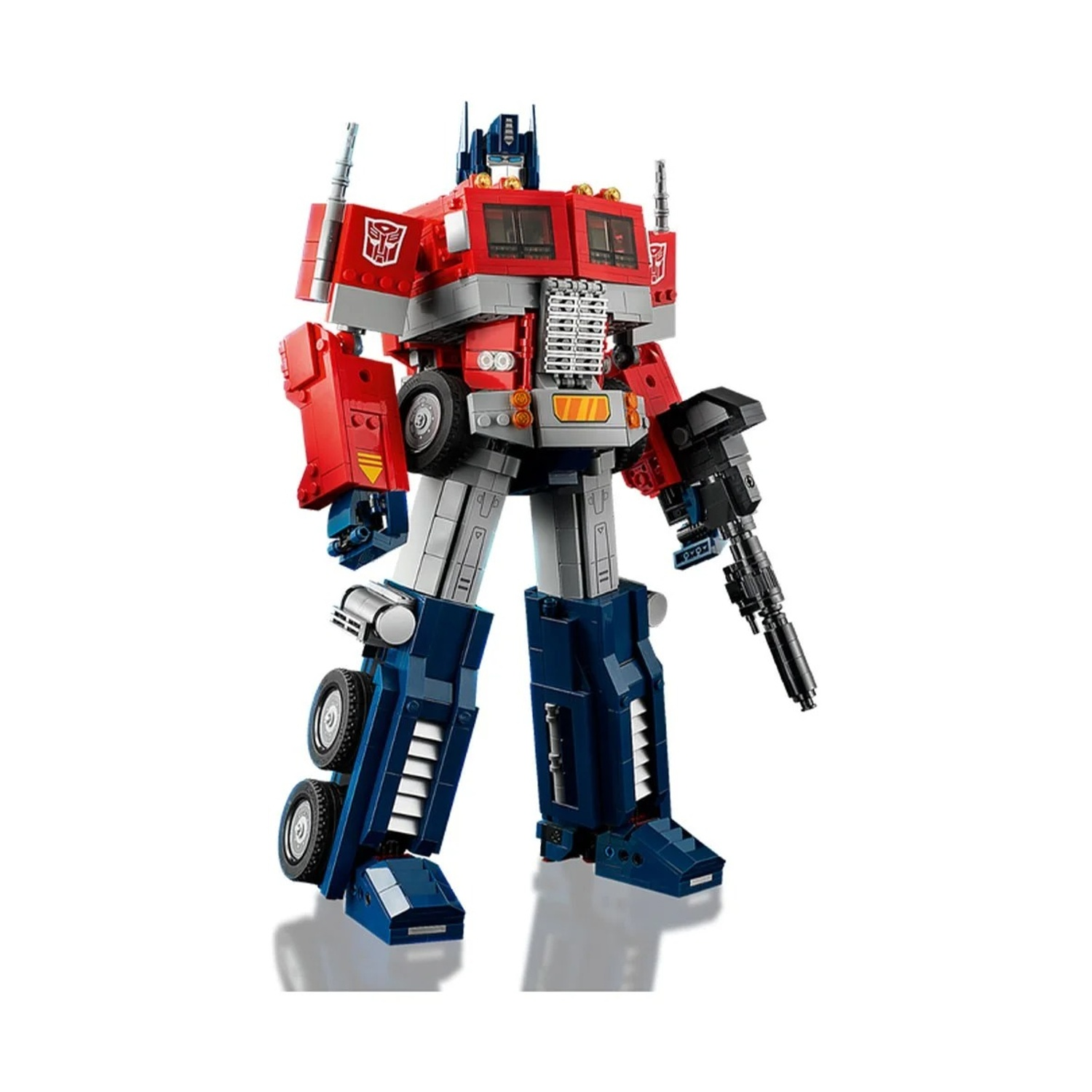 Grande giocattolo Lego Optimus Prime. Robot rosso e blu con una pistola. Sfondo bianco.