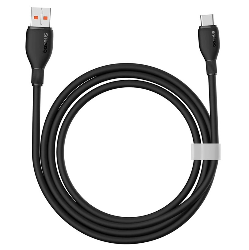 Siyah USB - USB-C kablosu, sarılmış. Kablonun siyah uçları ve beyaz bir bağı var.