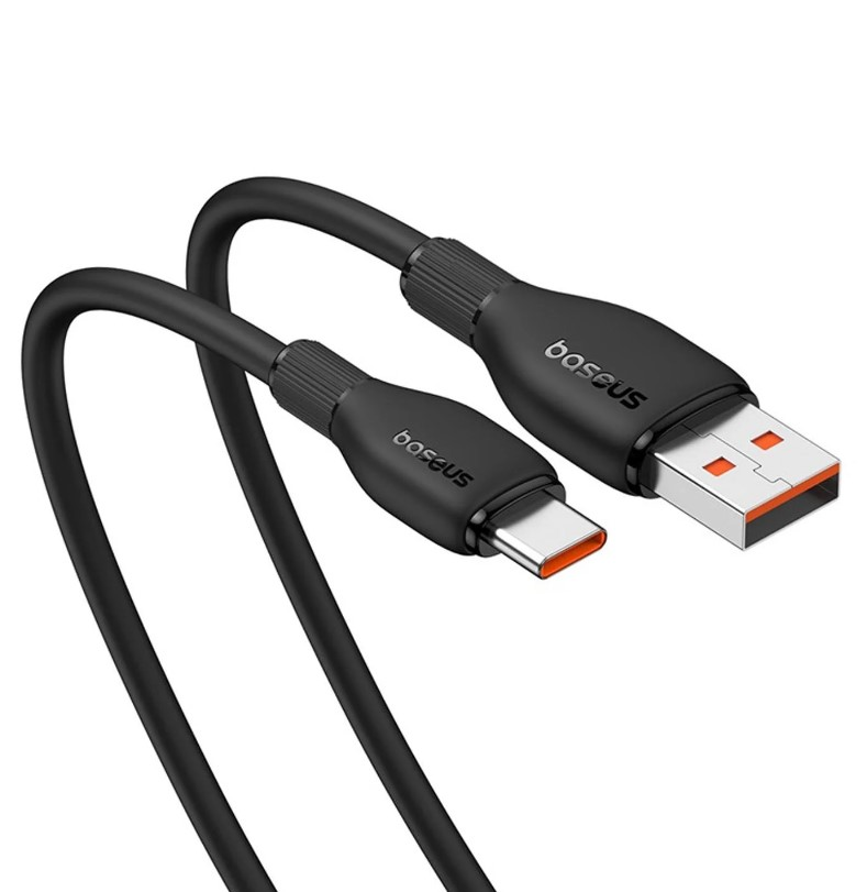 USB-A ve USB-C konektörlü siyah USB şarj kablosu. Kabloda "baseus" kelimesi yazıyor.
