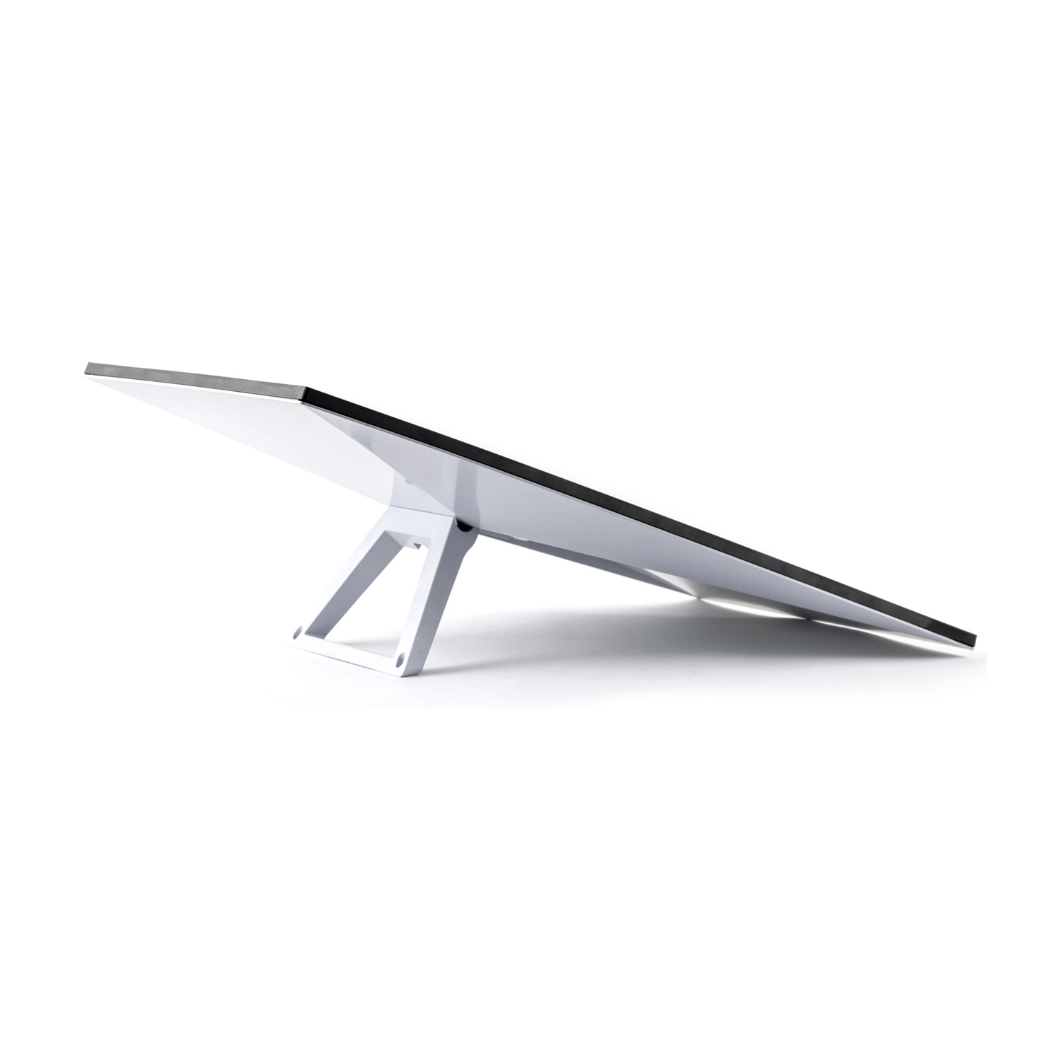 Un monitor moderno, bianco e angolato. È bianco con finiture nere e un supporto bianco.
