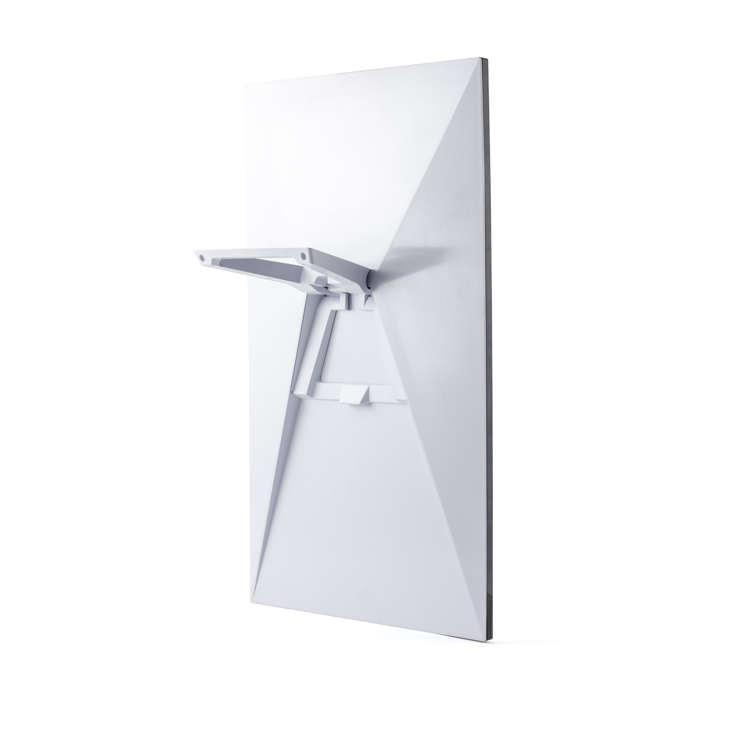 Pannello bianco angolato con supporto. Design pulito, geometrico, isolato su bianco.