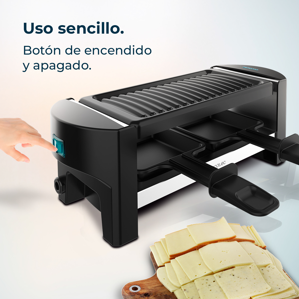 Una parrilla de raclette negra con rebanadas de queso en una tabla de madera. Una mano pulsa botón verde.