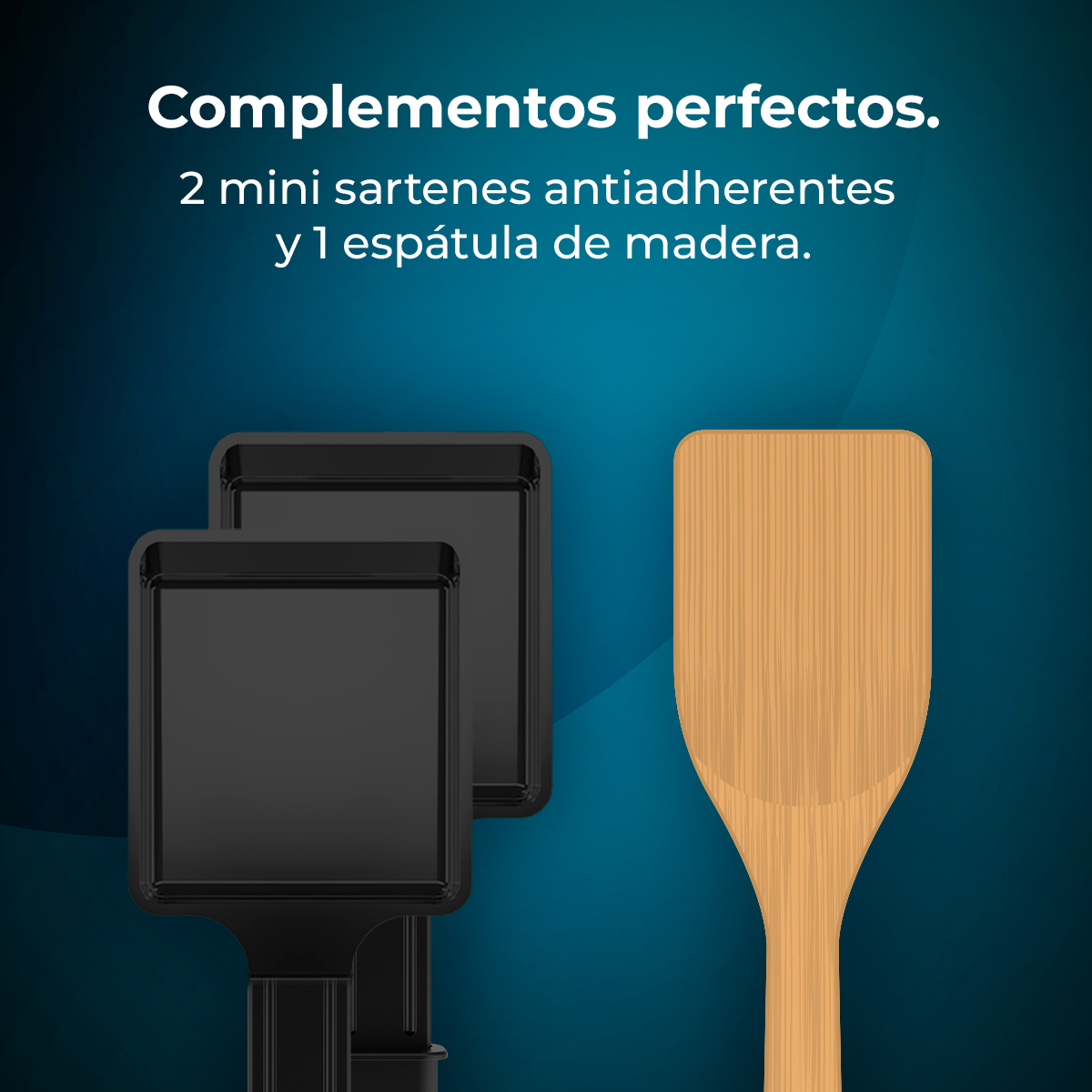 Dos mini sartenes negras y una espátula de madera sobre fondo azul oscuro.