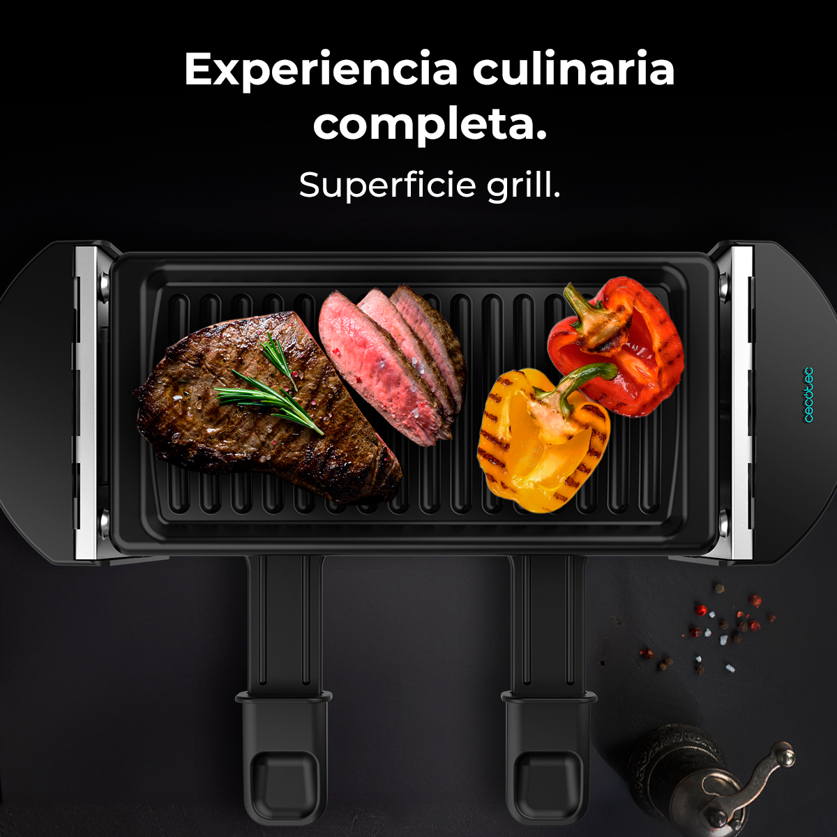 Parrilla con bistec y pimientos. Fondo oscuro con un molinillo de pimienta.