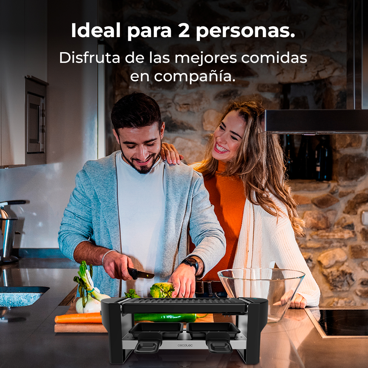 Pareja cocinando junta en la cocina. Parrilla raclette en primer plano. Texto: 'Ideal para 2 personas'.