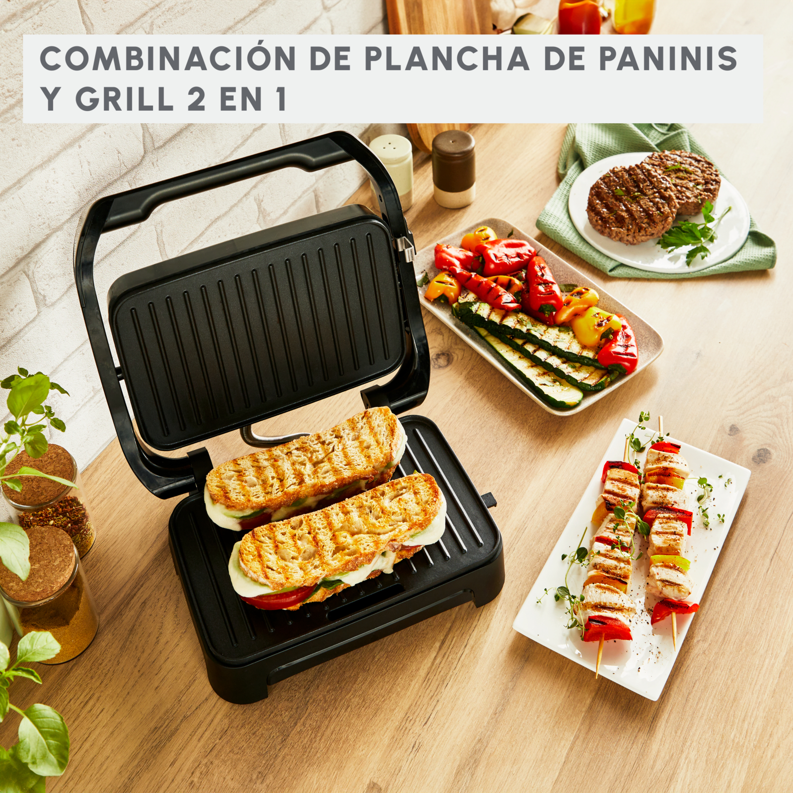 Combinación de prensa panini y parrilla con comida, incluyendo sándwiches y brochetas.