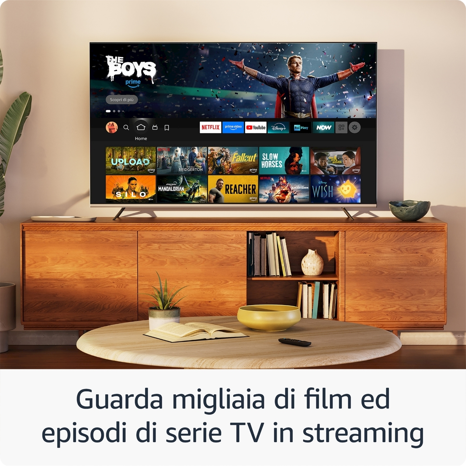TV che mostra contenuti in streaming, mobile in legno, soggiorno.