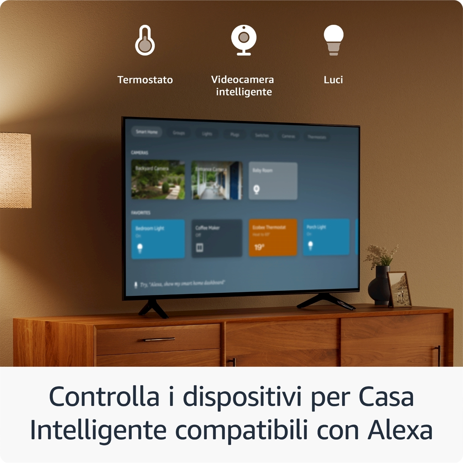 Un TV mostra i controlli della casa intelligente. Icone per termostato, telecamera intelligente e luci. Sotto: Controlla la tua casa intelligente.