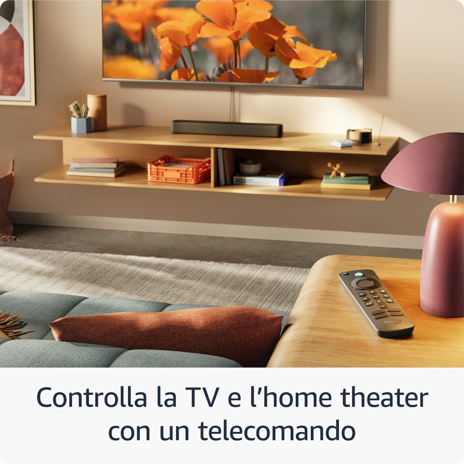Soggiorno con TV, soundbar, mensola, telecomando, divano.
