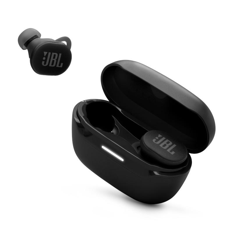 Zwei schwarze JBL-Ohrhörer in ihrem Ladekoffer. Die Ohrhörer sind schwarz mit dem JBL-Logo. Weißer Hintergrund.