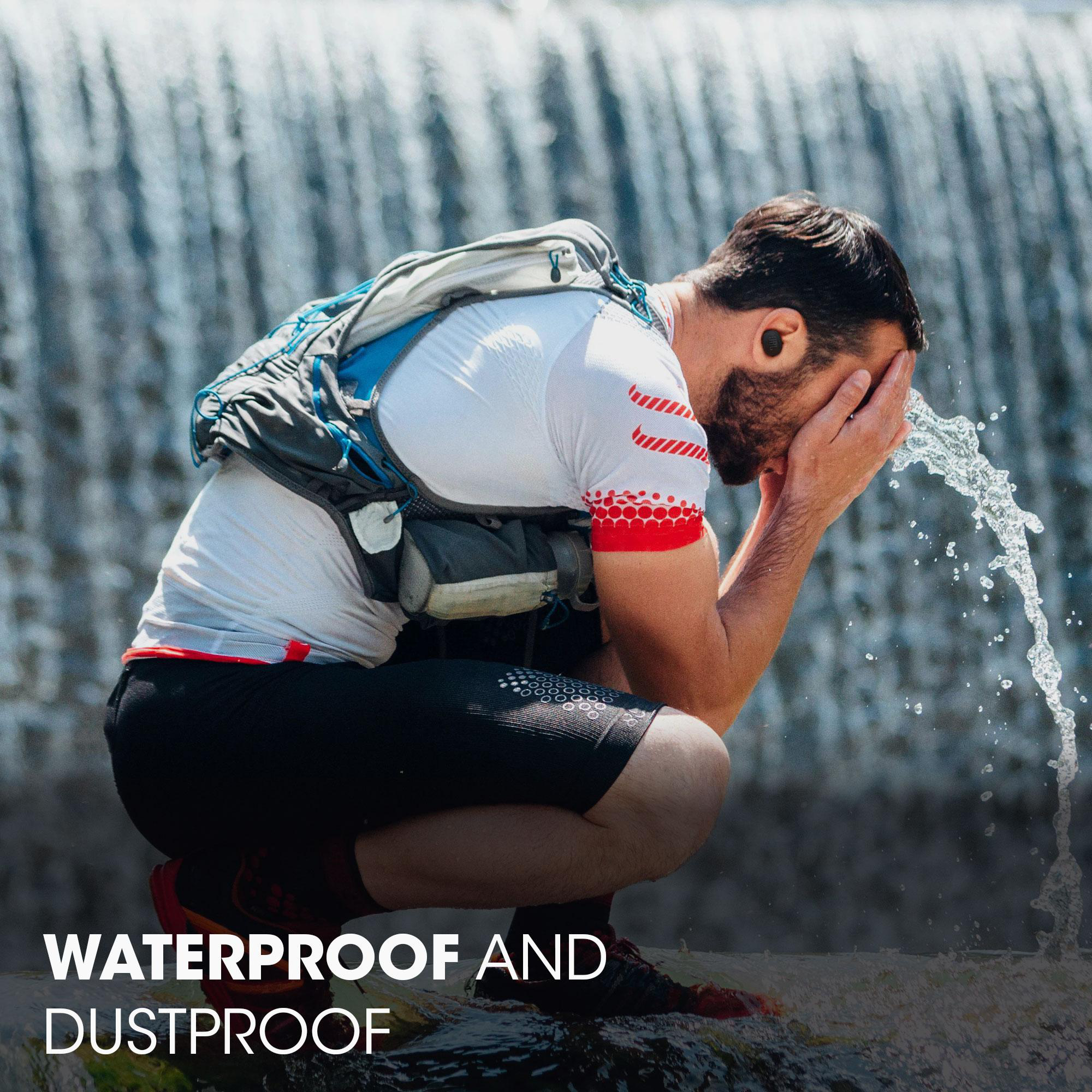 Ein Mann kauert sich in der Nähe eines Wasserfalls und wäscht sich das Gesicht. Text sagt 'Wasserdicht und staubdicht'.