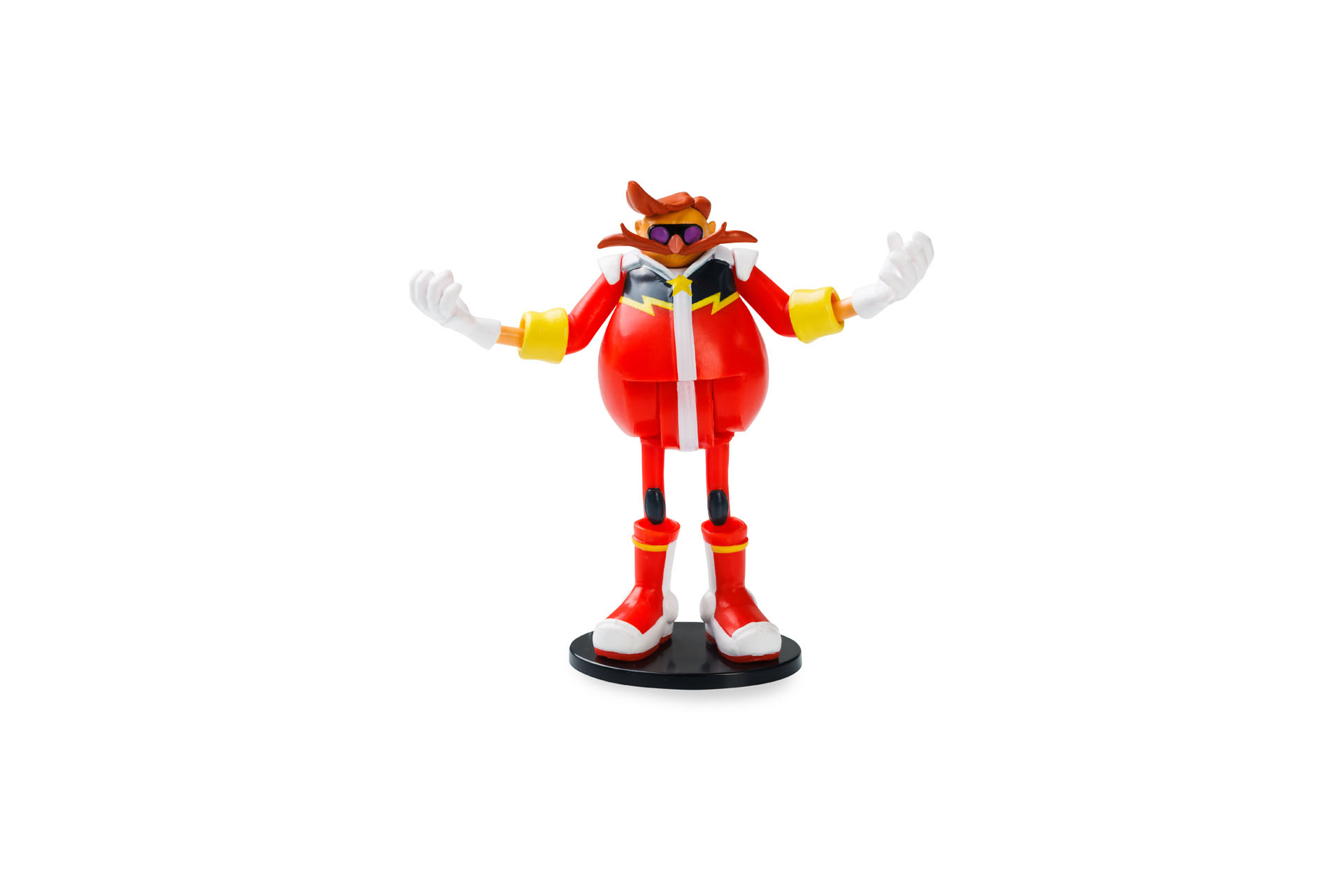 Dr. Eggman Spielfigur. Rotes, gelbes und schwarzes Outfit. Arme ausgestreckt. Weißer Hintergrund.