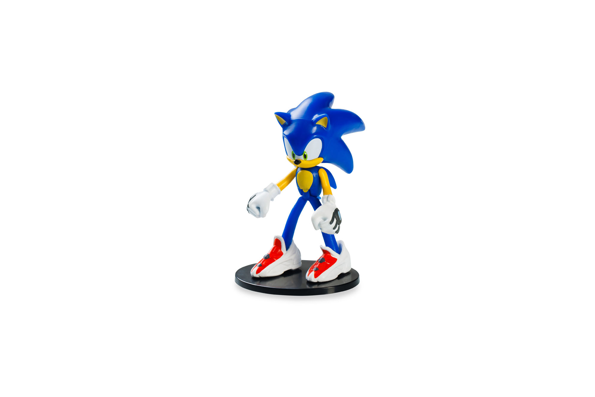 Sonic the Hedgehog-Figur steht auf schwarzer Basis. Er ist blau, weiß und gelb.