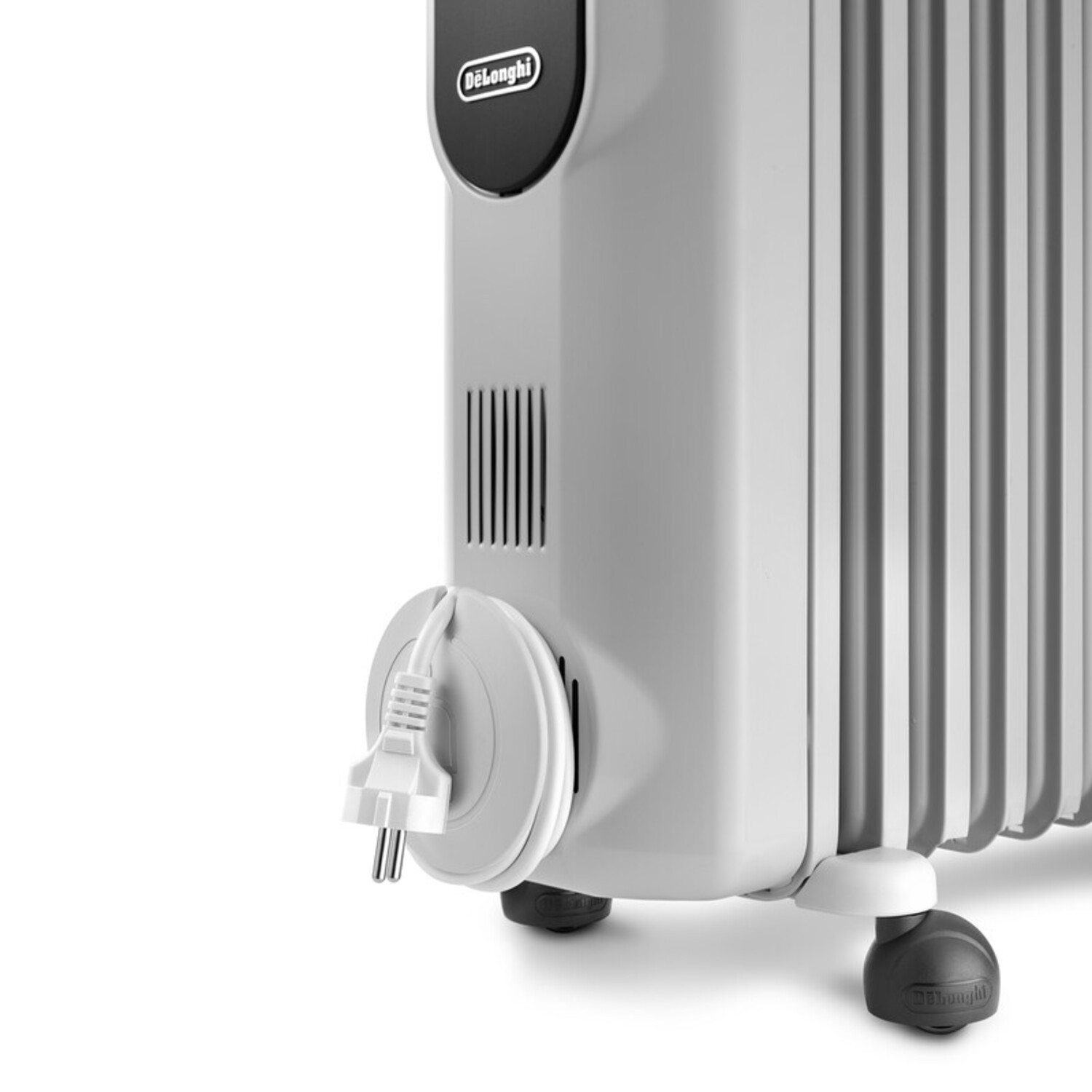 Witte en grijze oliegevulde radiator met stekker en wielen, tegen een witte achtergrond.