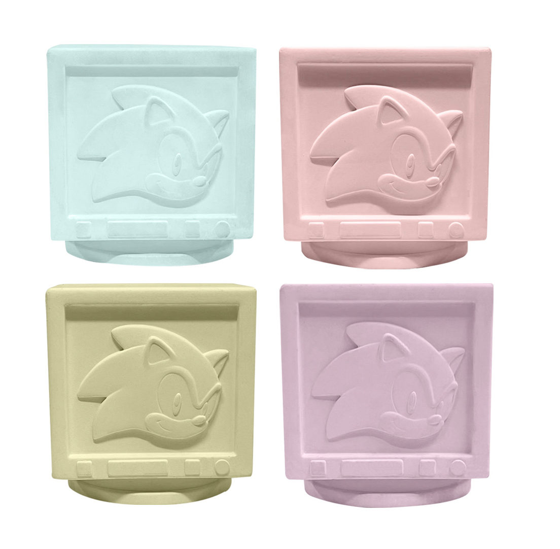 Vier farbenfrohe Monitore mit Sonic the Hedgehog-Motiv. Jeder hat eine andere Pastellfarbe.