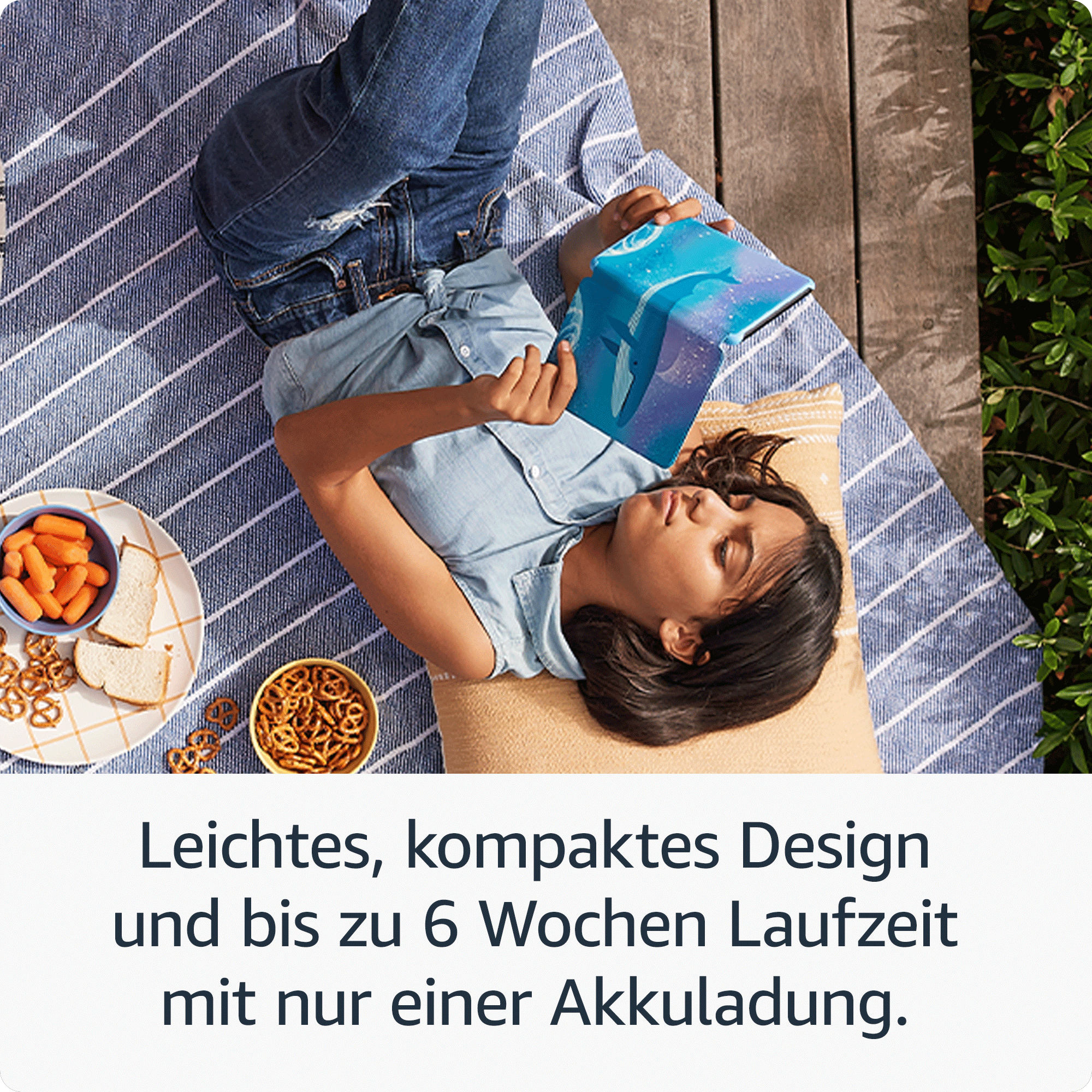 Frau liegt auf einer gestreiften Decke mit Tablet und Snacks. Text: Leichtes, kompaktes Design.