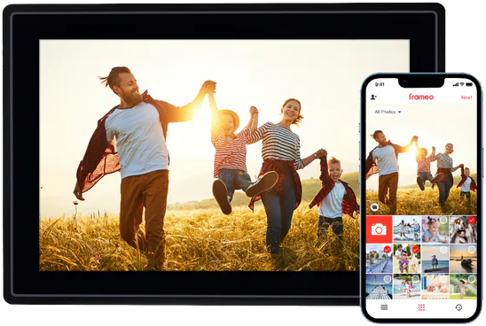 Cadre photo numérique affichant des photos de famille, avec un téléphone montrant l'interface de l'application.